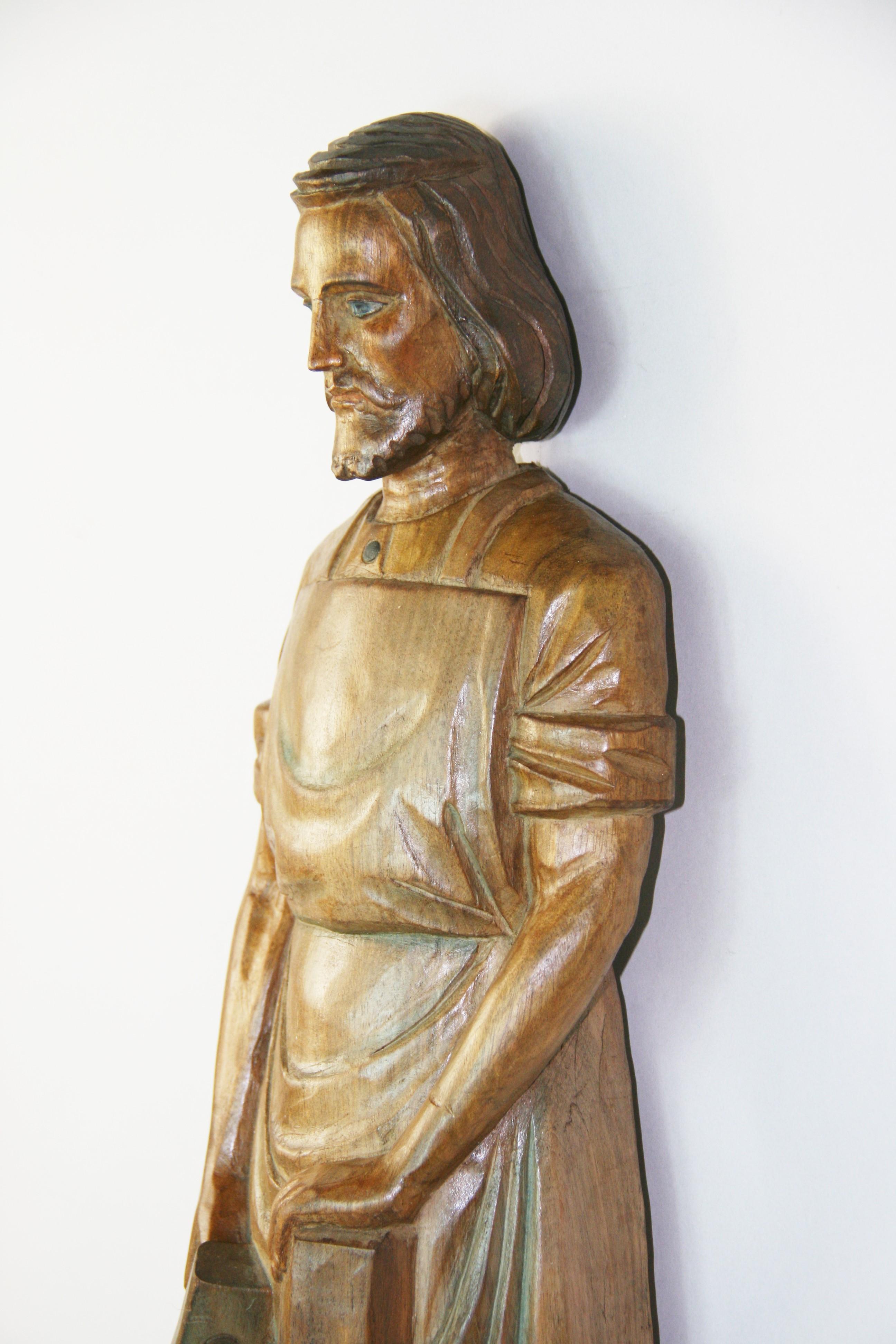 Sculpture murale ancienne du Christ représenté en tant que charpentier en vente 8