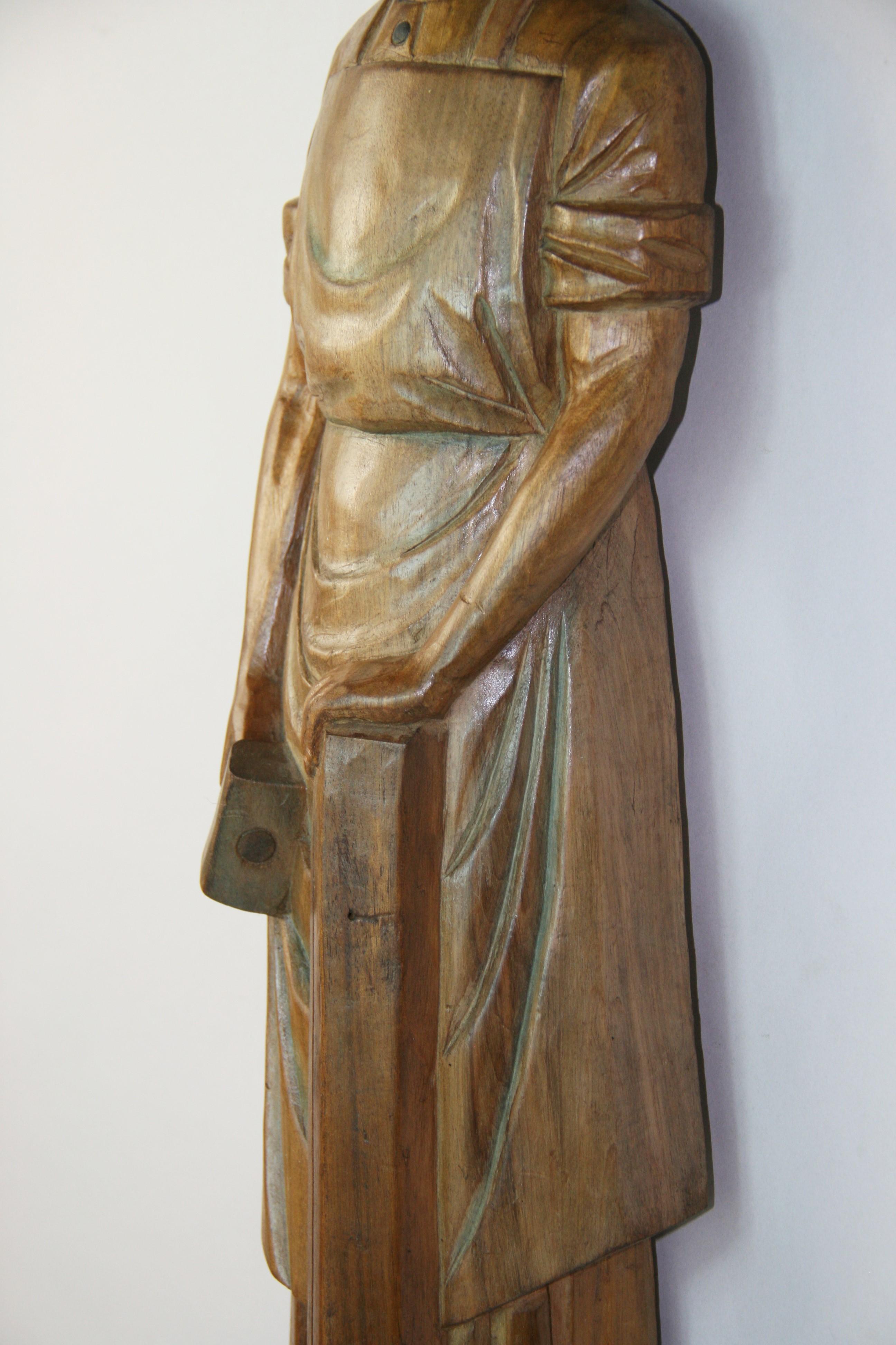 Sculpture murale ancienne du Christ représenté en tant que charpentier en vente 9