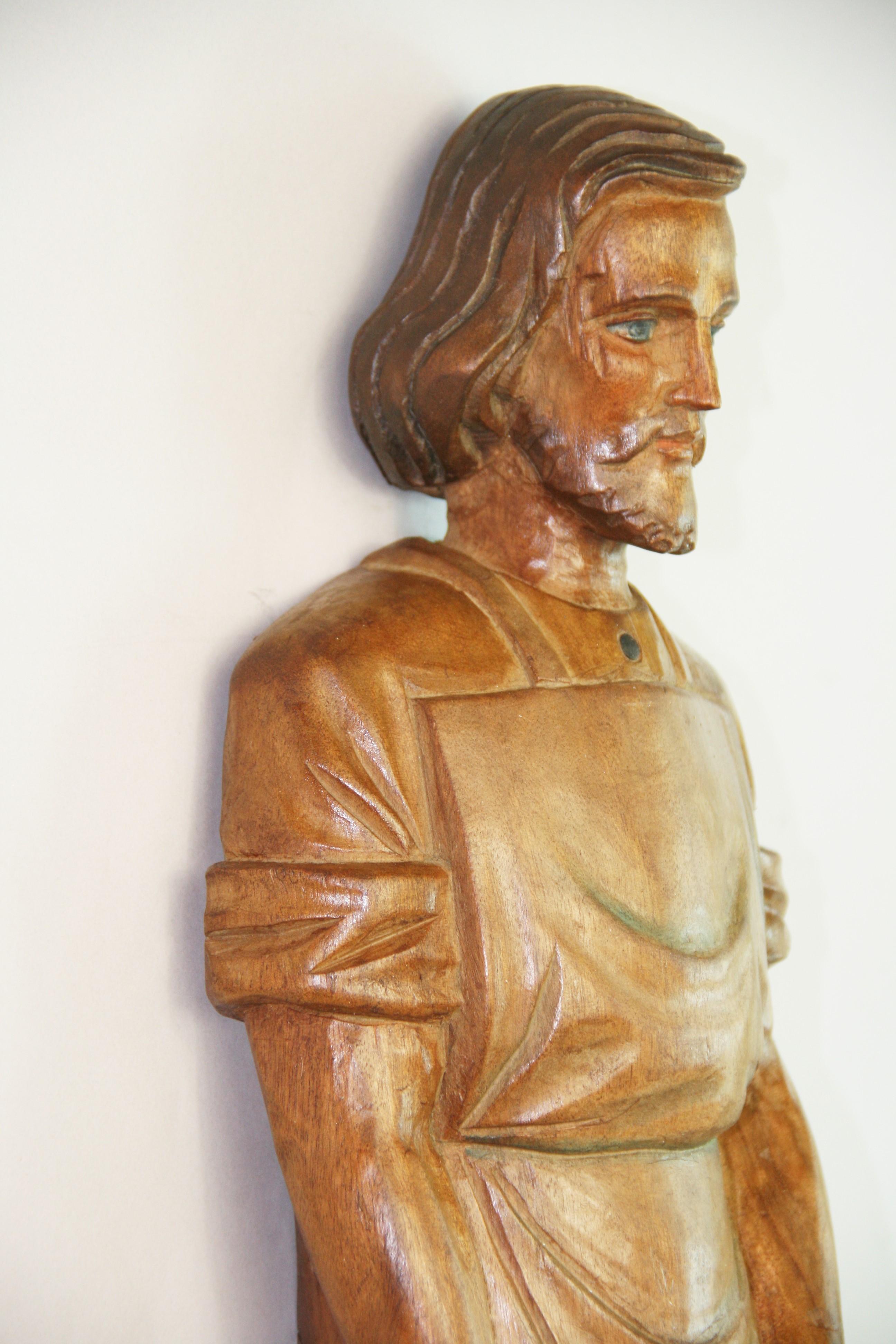 Sculpture murale ancienne du Christ représenté en tant que charpentier en vente 11