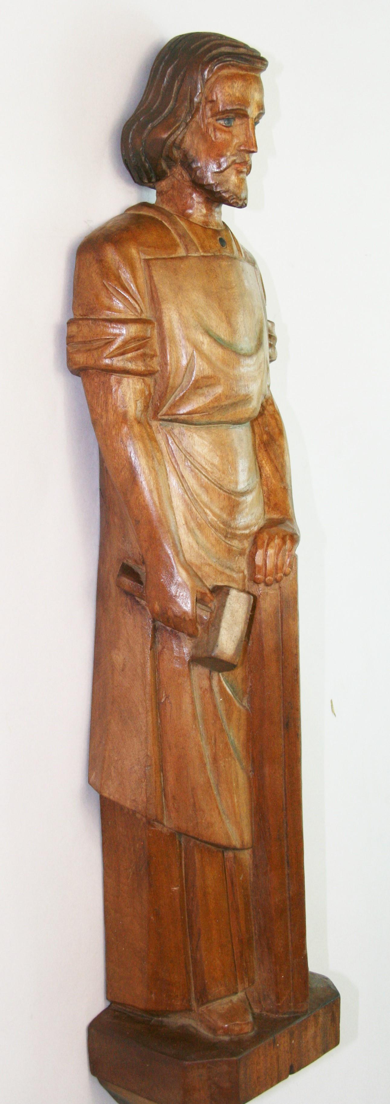 Sculpture murale ancienne du Christ représenté en tant que charpentier en vente 12