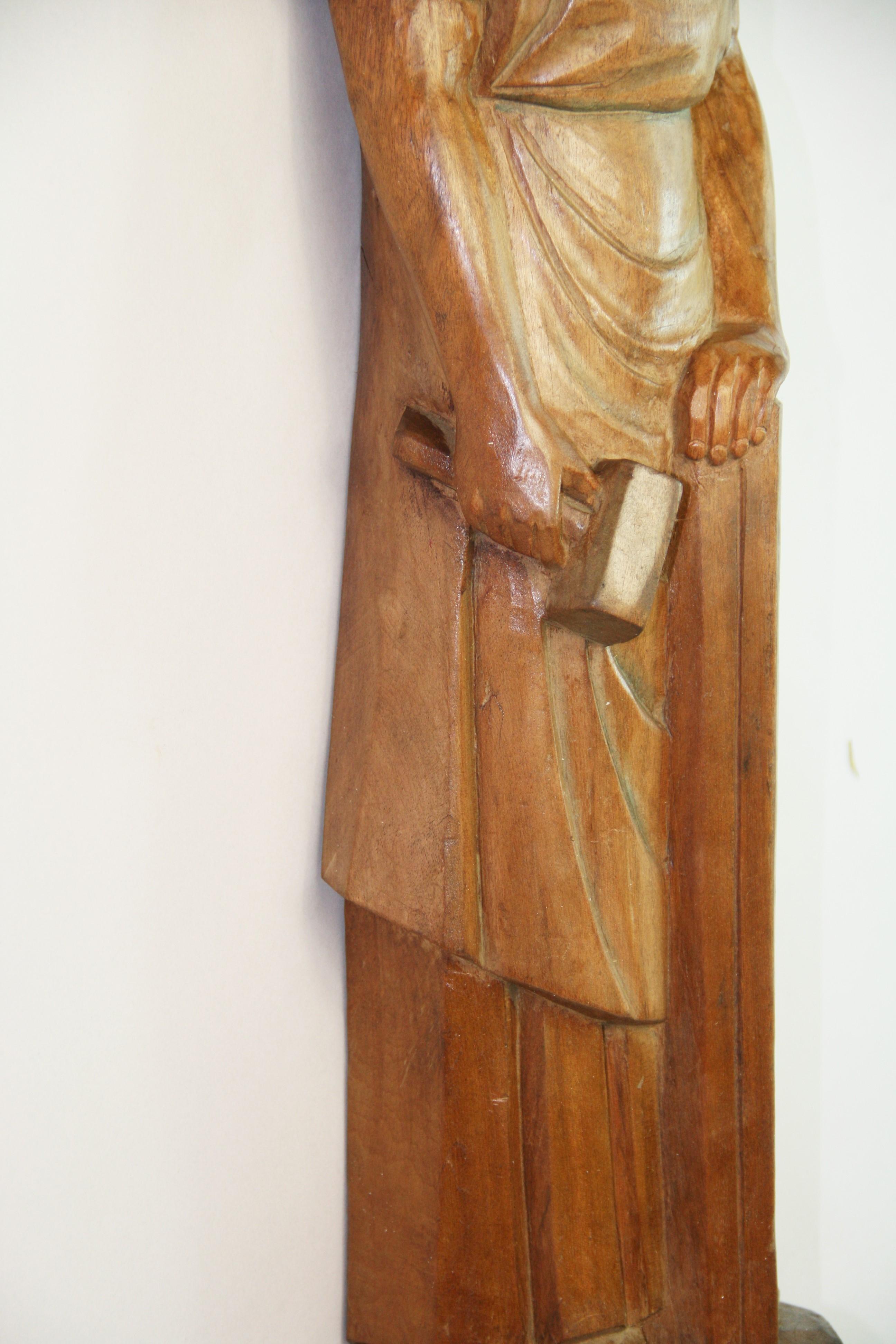 Sculpture murale ancienne du Christ représenté en tant que charpentier en vente 13