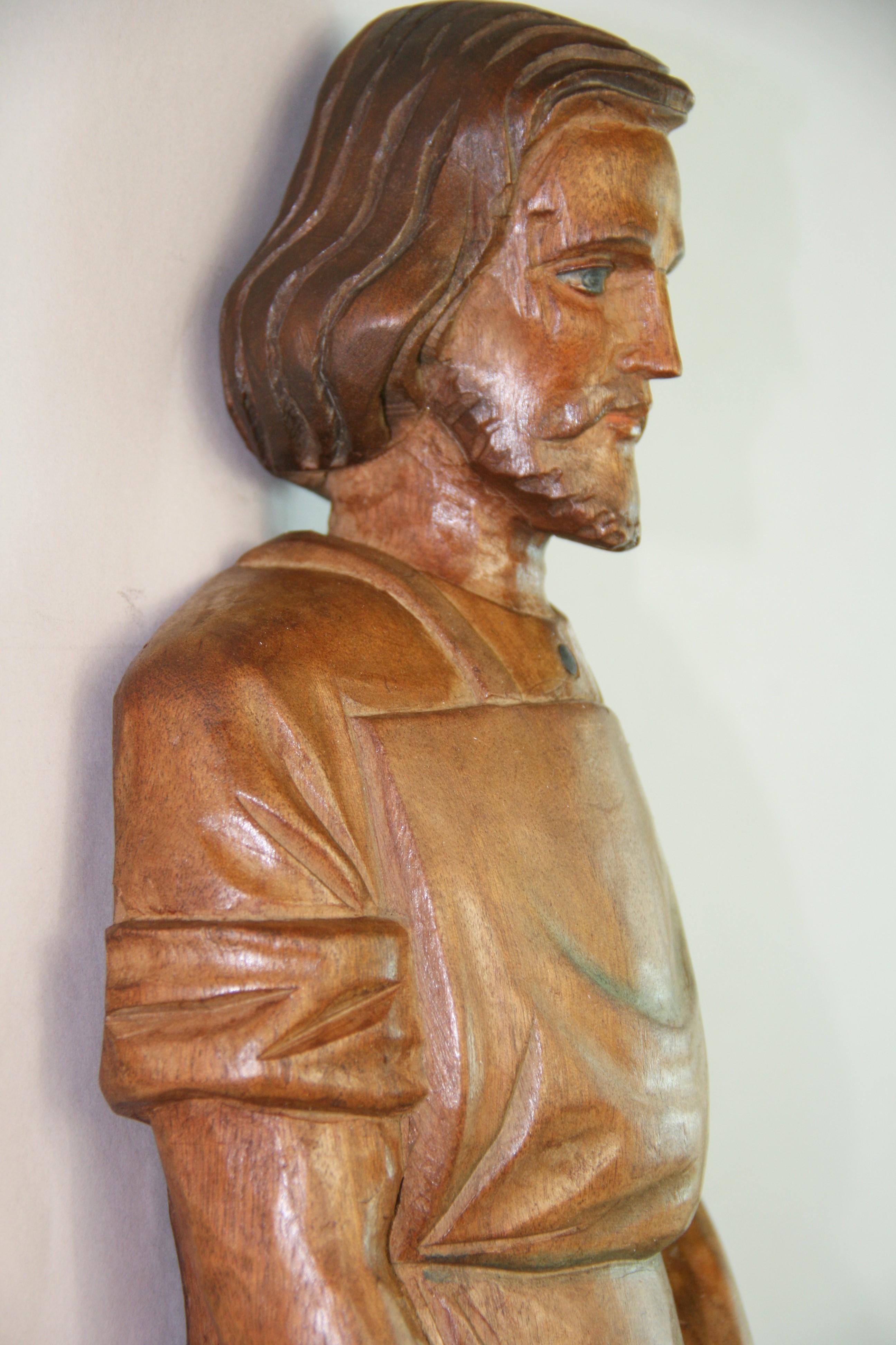 Sculpture murale ancienne du Christ représenté en tant que charpentier en vente 14