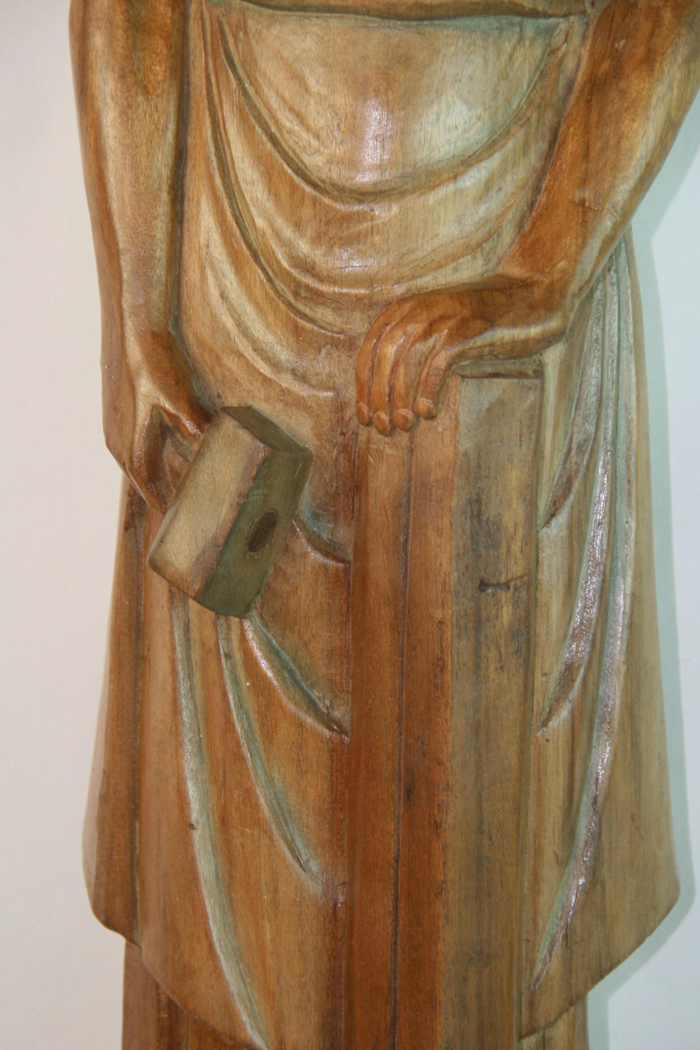 Milieu du XXe siècle Sculpture murale ancienne du Christ représenté en tant que charpentier en vente