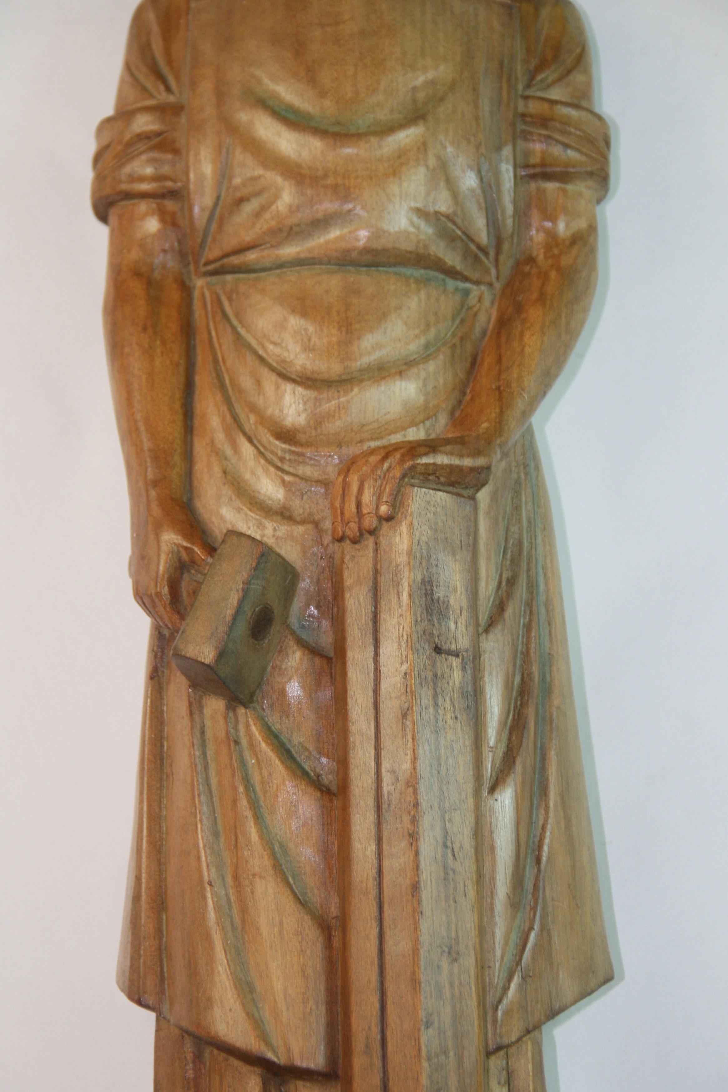 Sculpture murale ancienne du Christ représenté en tant que charpentier en vente 3