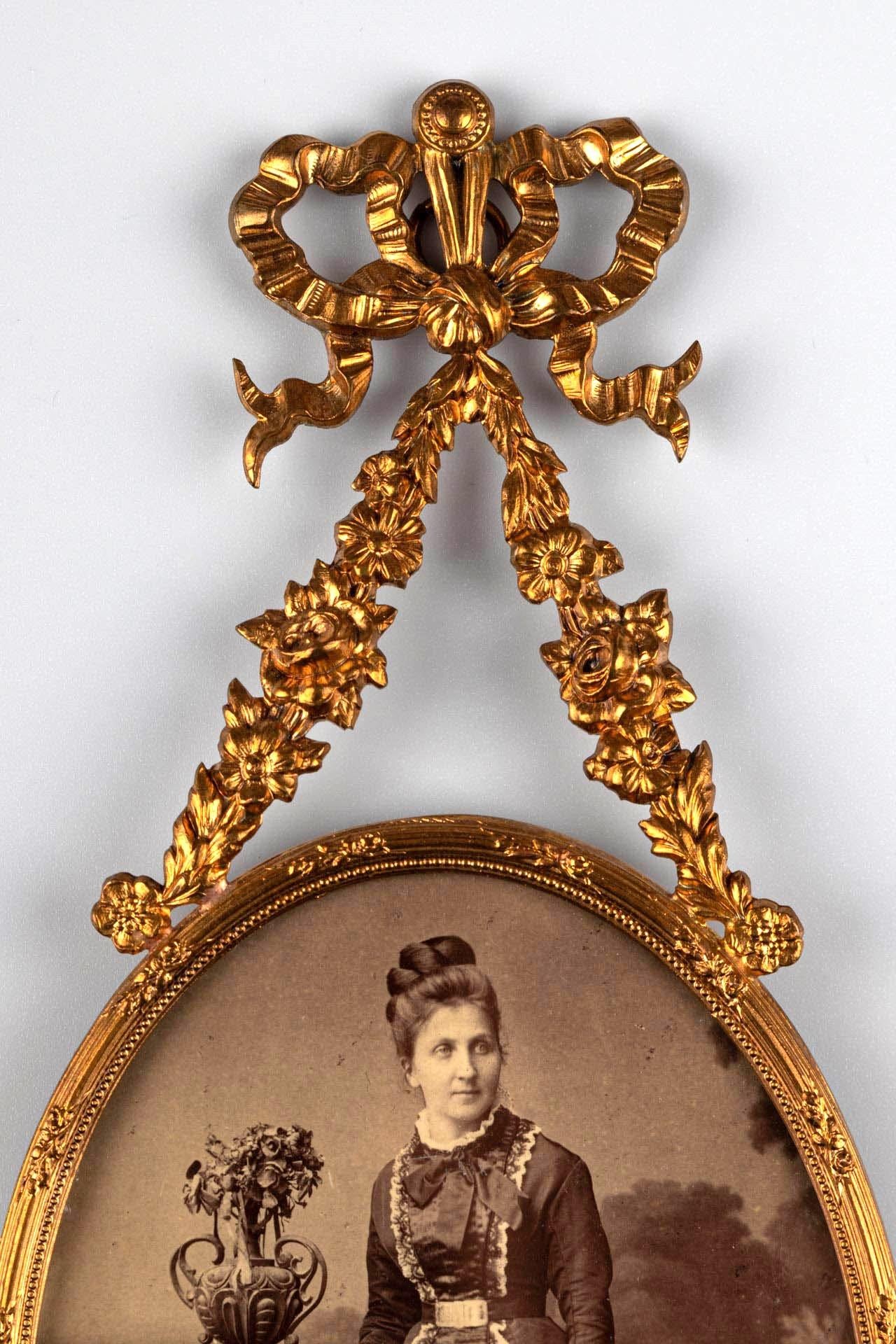 Bellissima cornice in ottone per installazione a parete, Francia, circa 1880.
Dimensioni dell'immagine: 8,5 cm x 11,5 cm.
Anello di sospensione sulla parte superiore per l'installazione a parete, nascosto dietro un meraviglioso fiocco e ornamenti