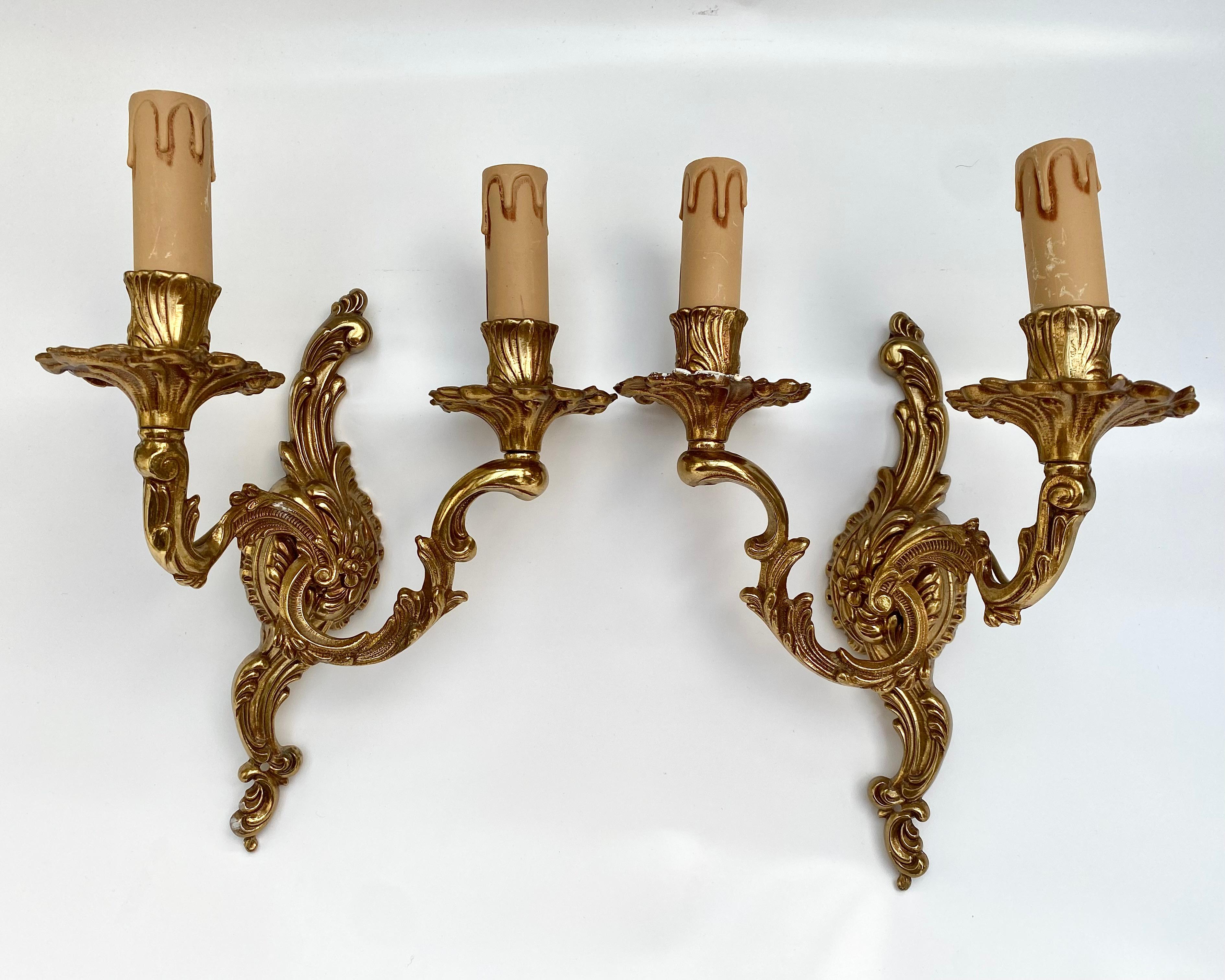 Los apliques de pared Antique French son un ejemplo impresionante del estilo rococó, que data de la primera mitad del siglo XX.

Estos apliques, fabricados en bronce, son un testimonio de artesanía excepcional.

Cada candelabro tiene dos puntos de