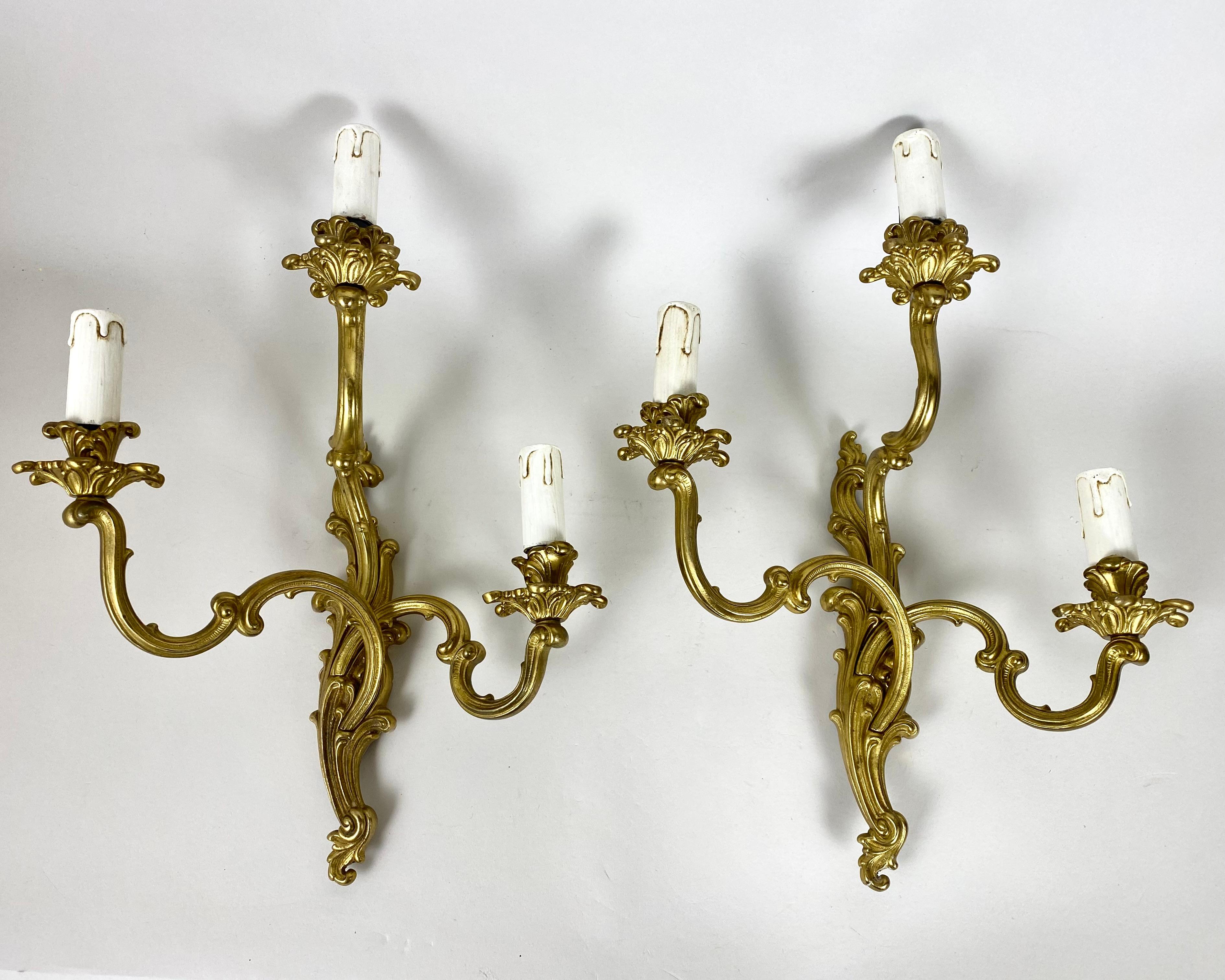 Paire d'appliques murales en bronze de style Rococo.

Fabriquées en France au milieu du siècle dernier, ces pièces étonnantes présentent d'élégantes volutes en forme de S et des détails complexes dans un riche bronze doré.

Leur design intemporel