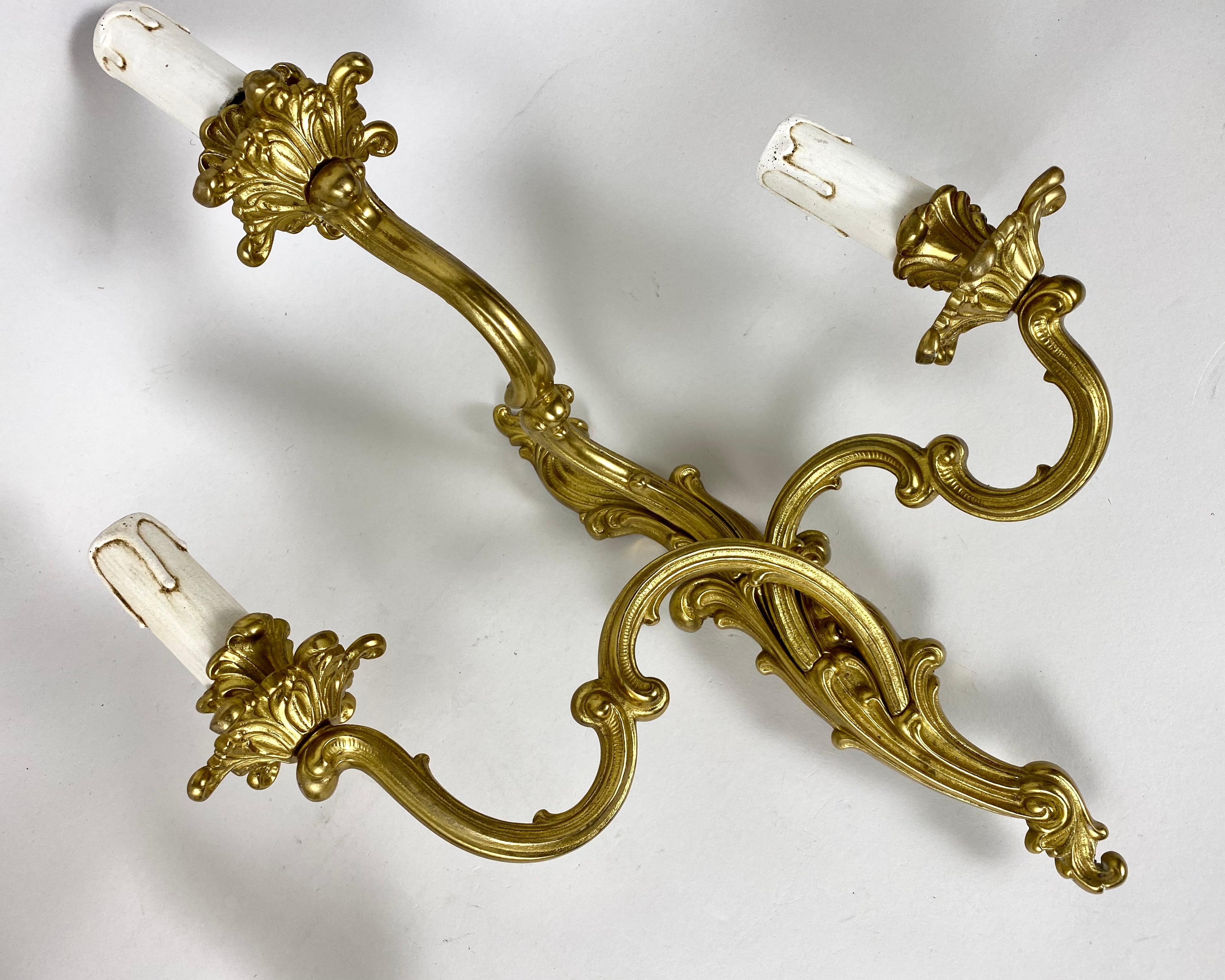 Rococo Paire d'appliques murales anciennes en bronze rococo, 3 lumières, France en vente