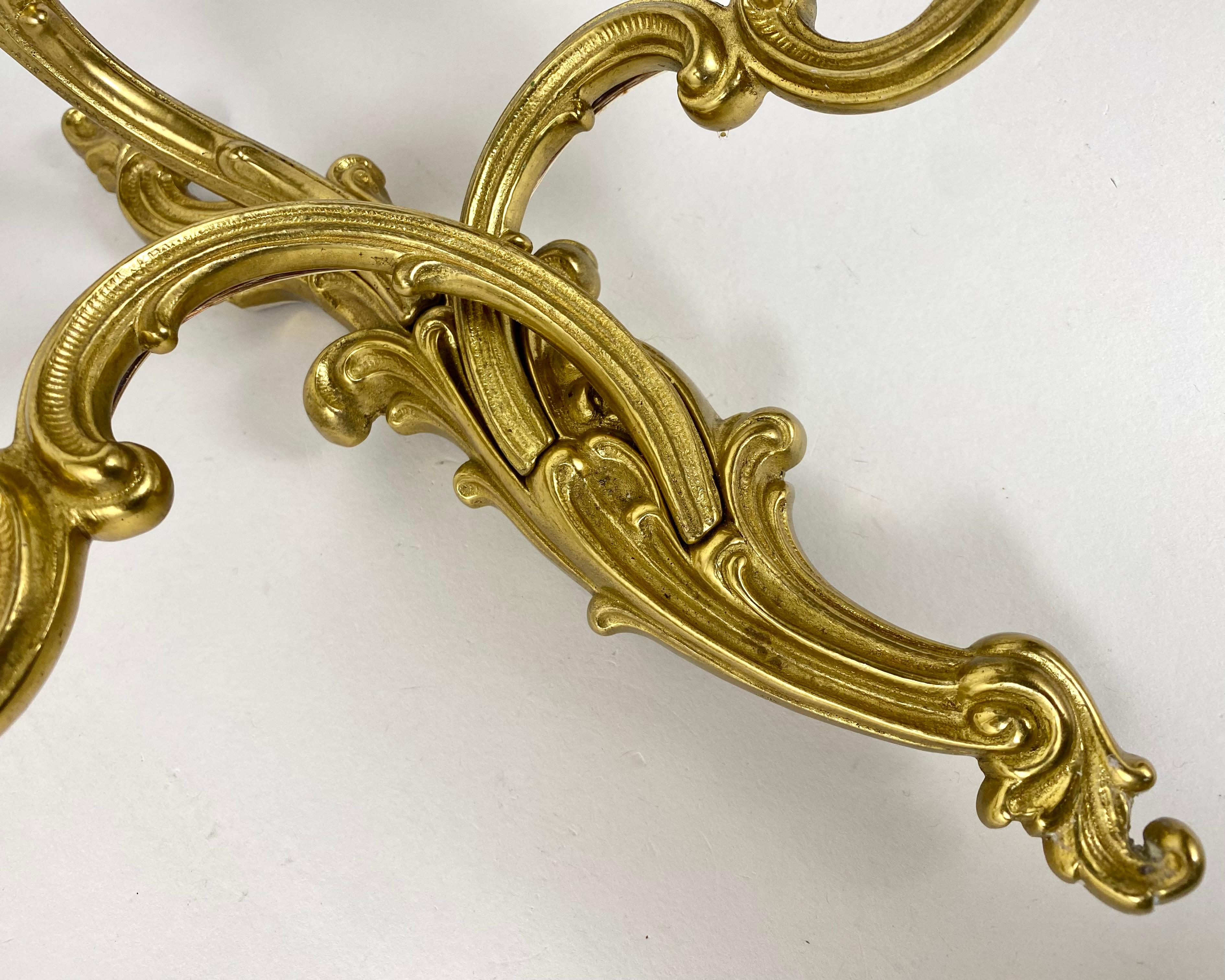 Français Paire d'appliques murales anciennes en bronze rococo, 3 lumières, France en vente