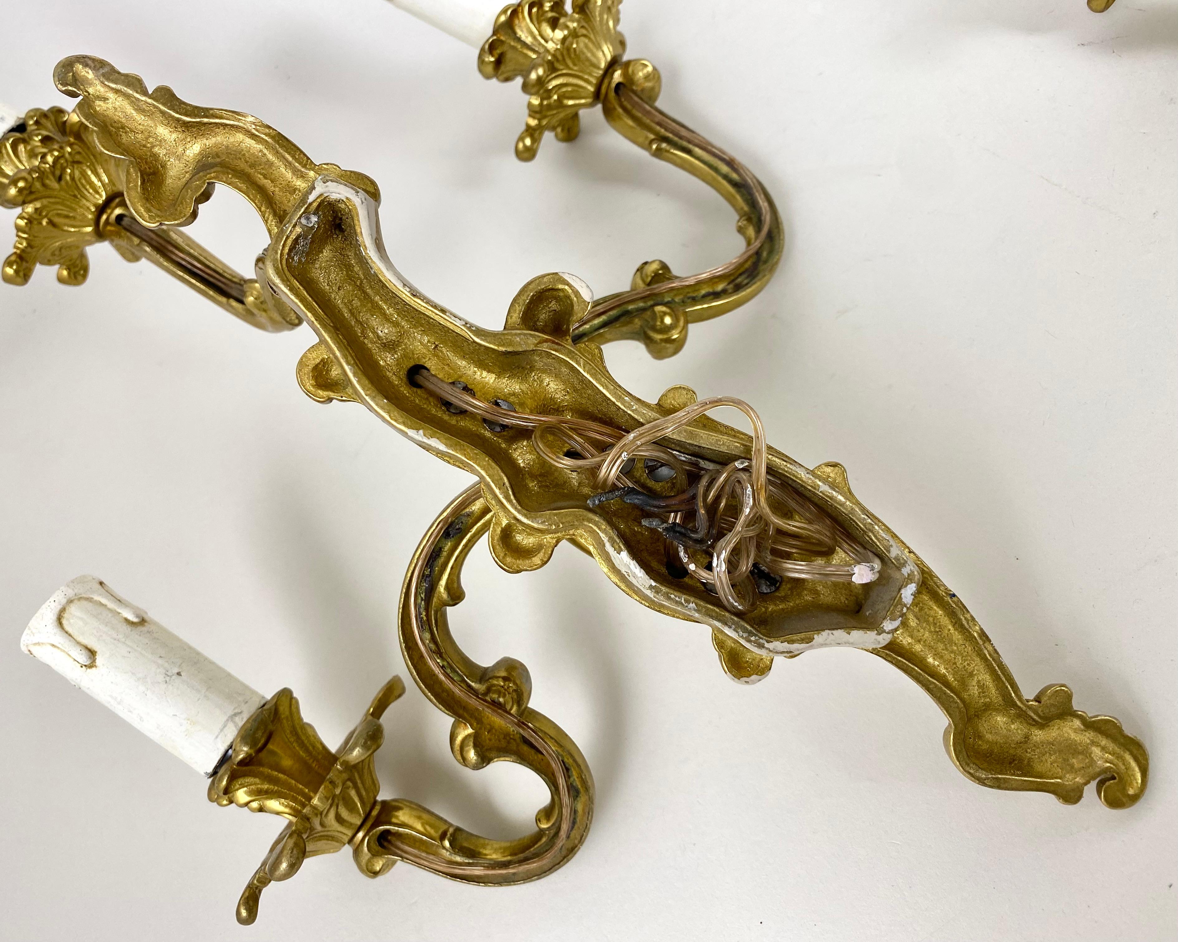 Début du 20ème siècle Paire d'appliques murales anciennes en bronze rococo, 3 lumières, France en vente