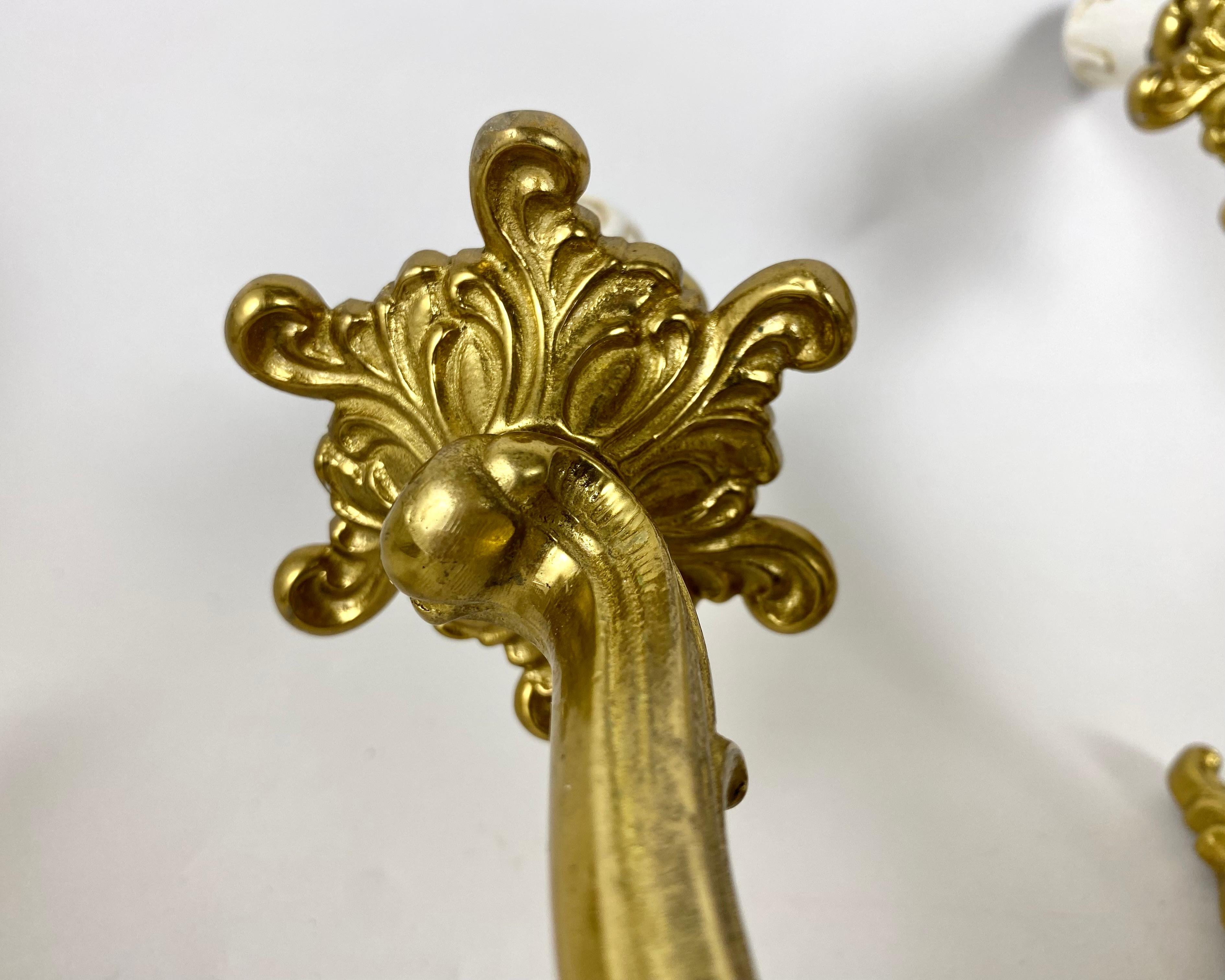 Bronze Paire d'appliques murales anciennes en bronze rococo, 3 lumières, France en vente