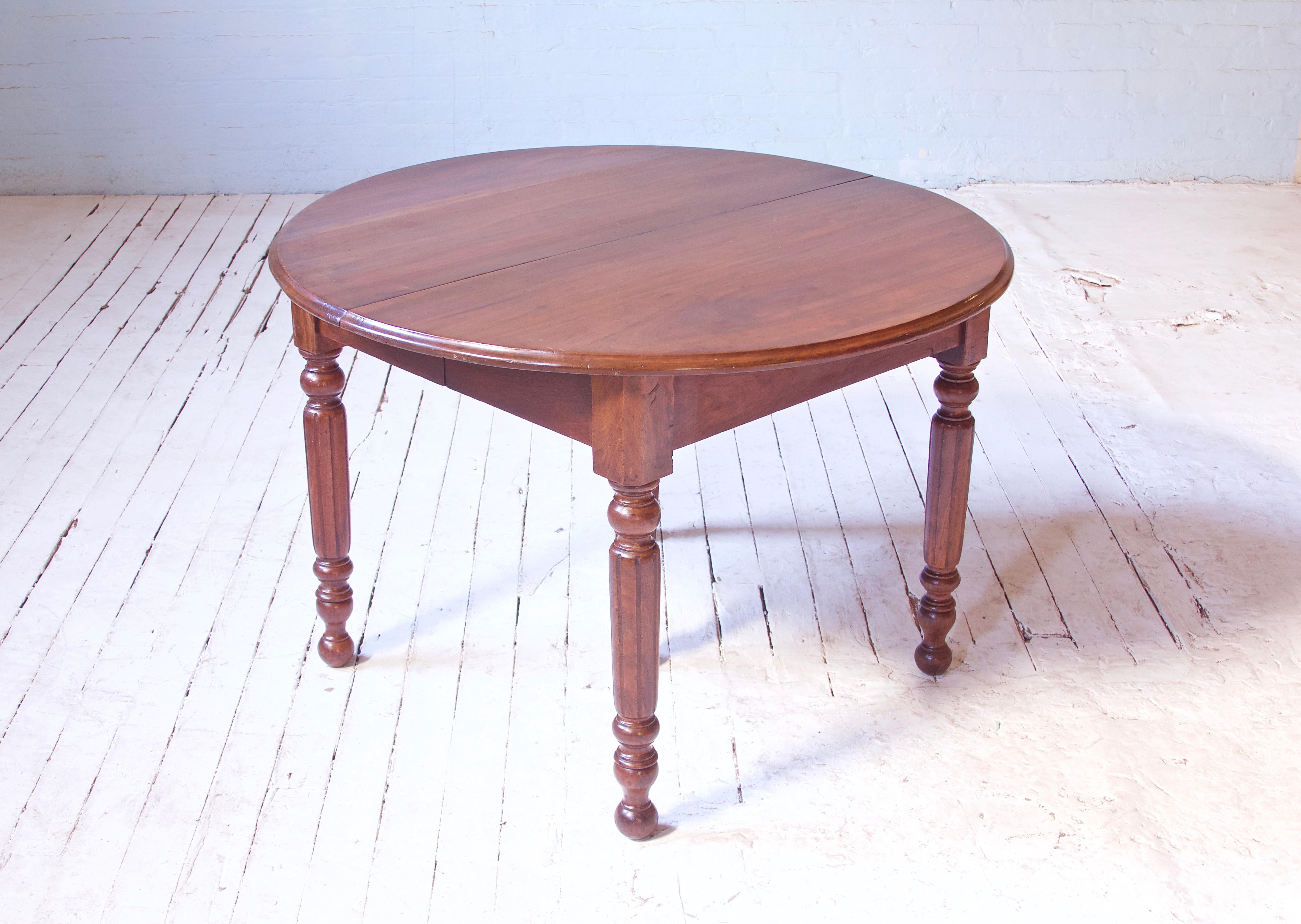 North American Antique Walnut 19th Century Extension Dining Table with Turned Legs, 1850s