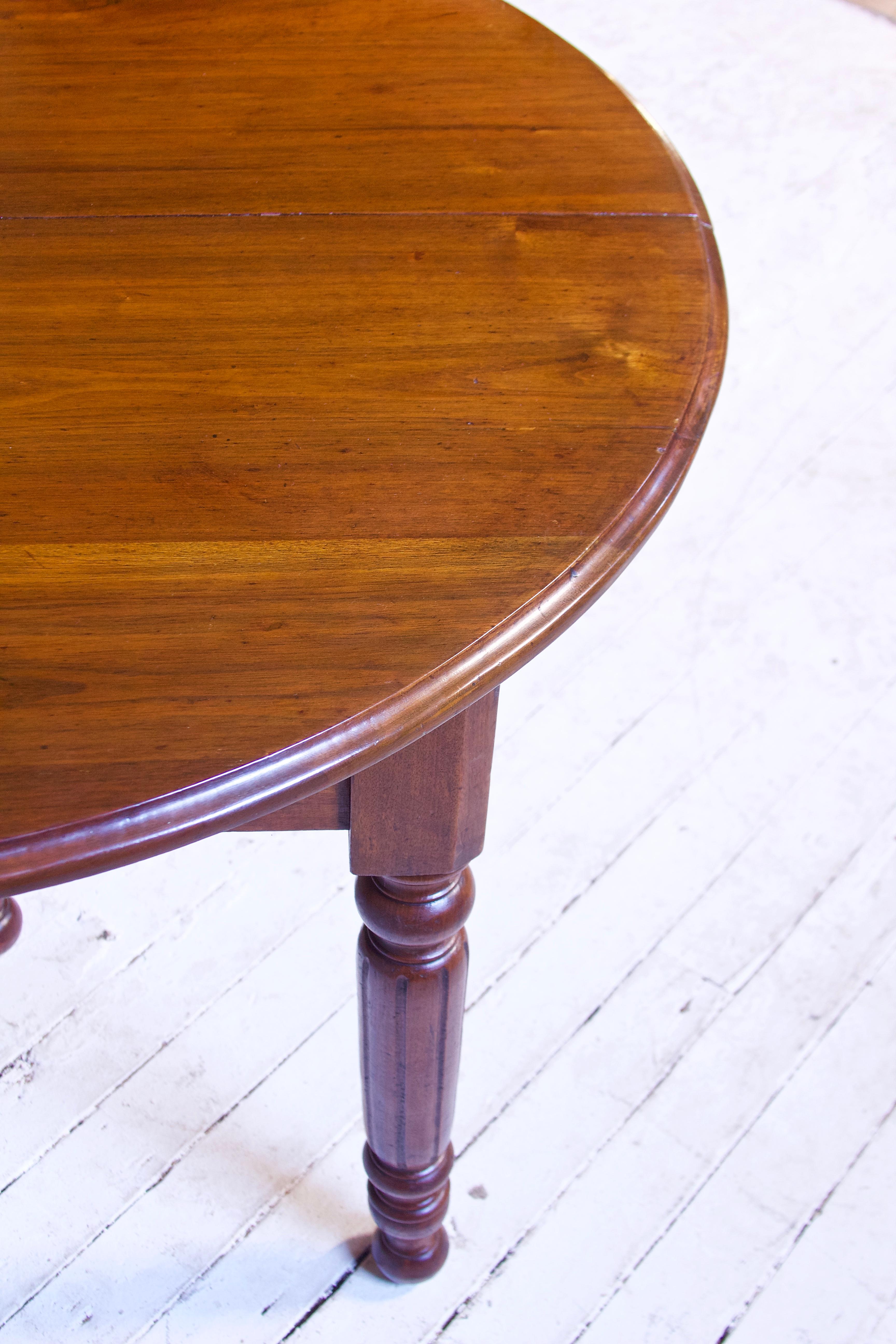 Mid-19th Century Antique Walnut 19th Century Extension Dining Table with Turned Legs, 1850s