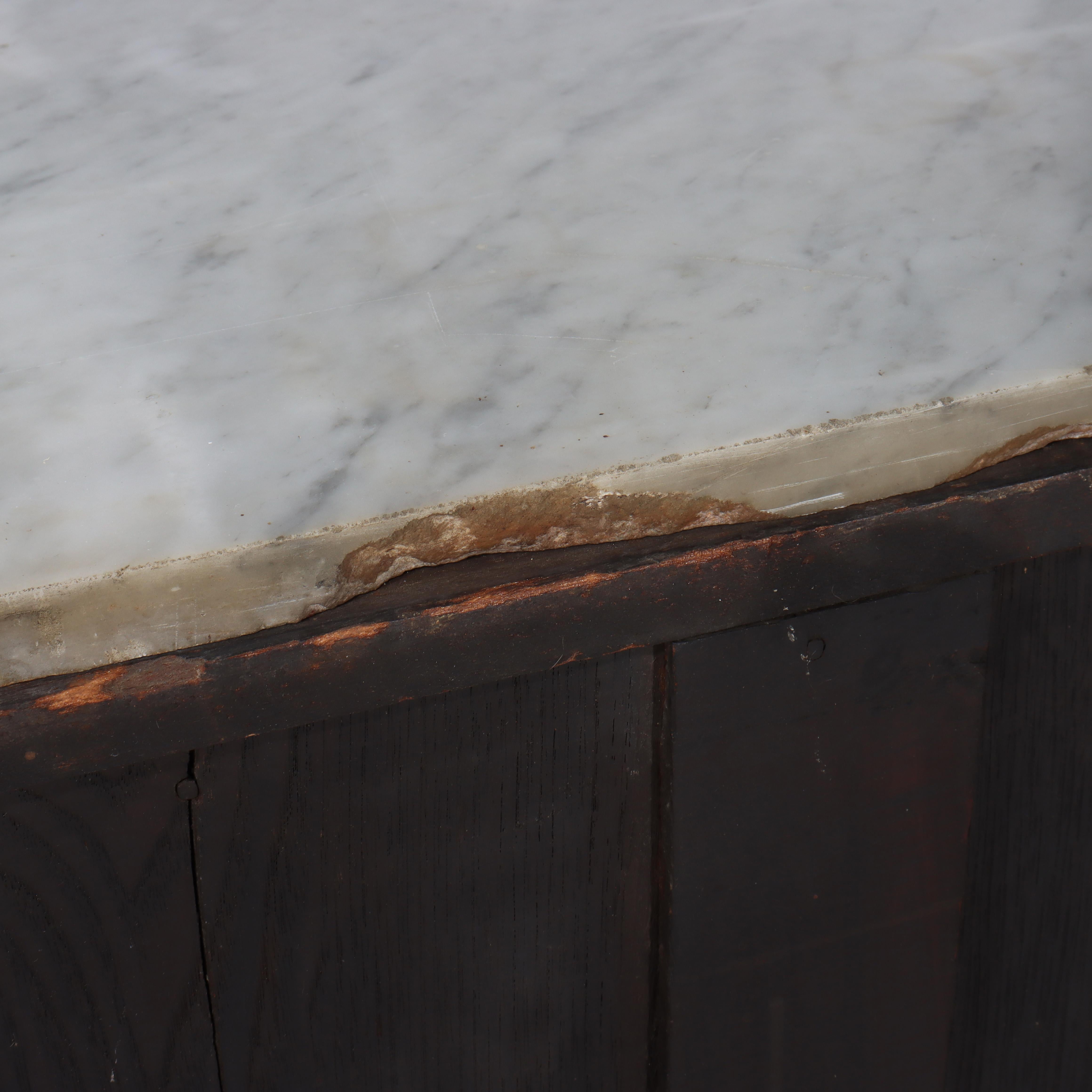 Antique Walnut 3-Drawer Marble Top Commode With Carved Pulls c1890 in vendita 5