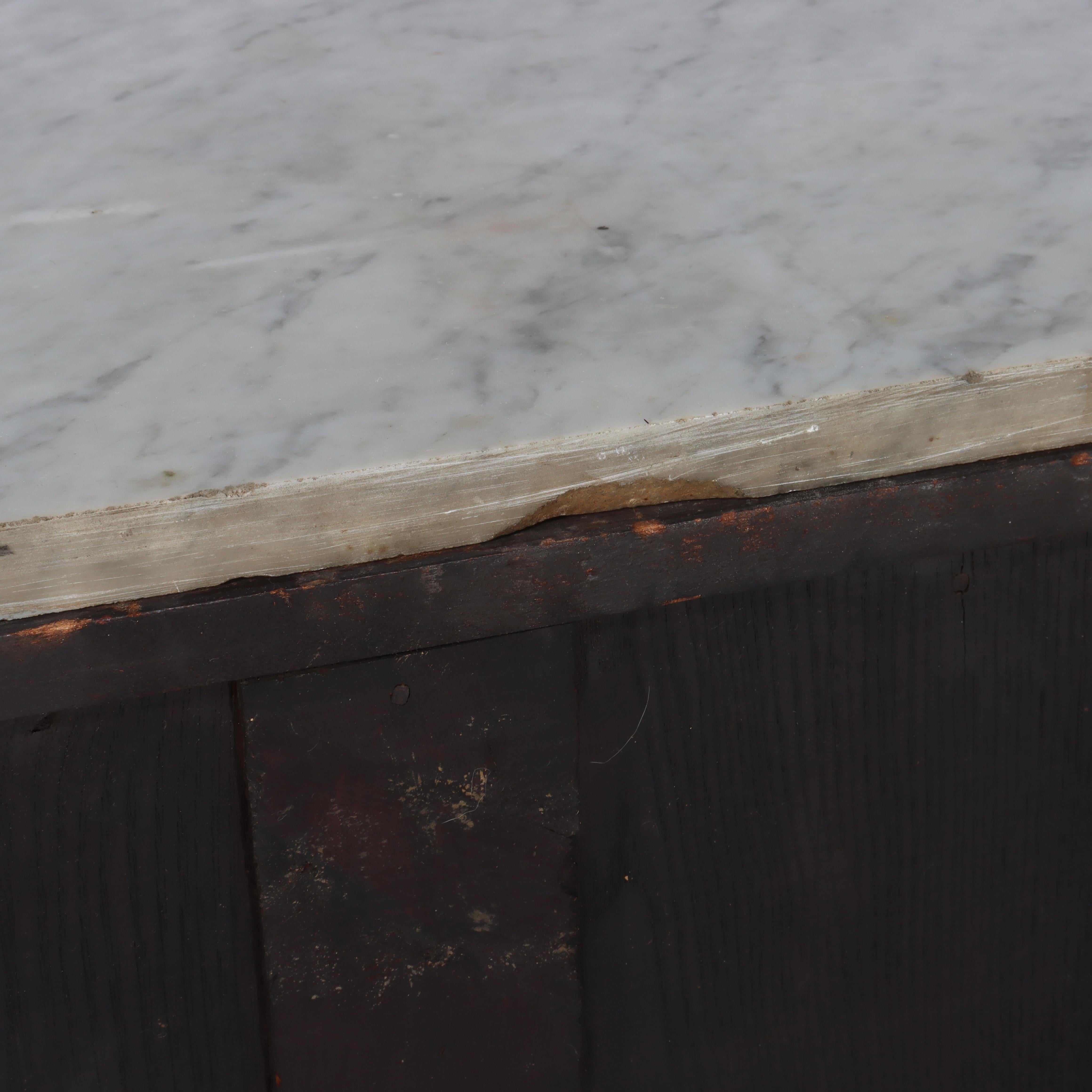 Antique Walnut 3-Drawer Marble Top Commode With Carved Pulls c1890 in vendita 6