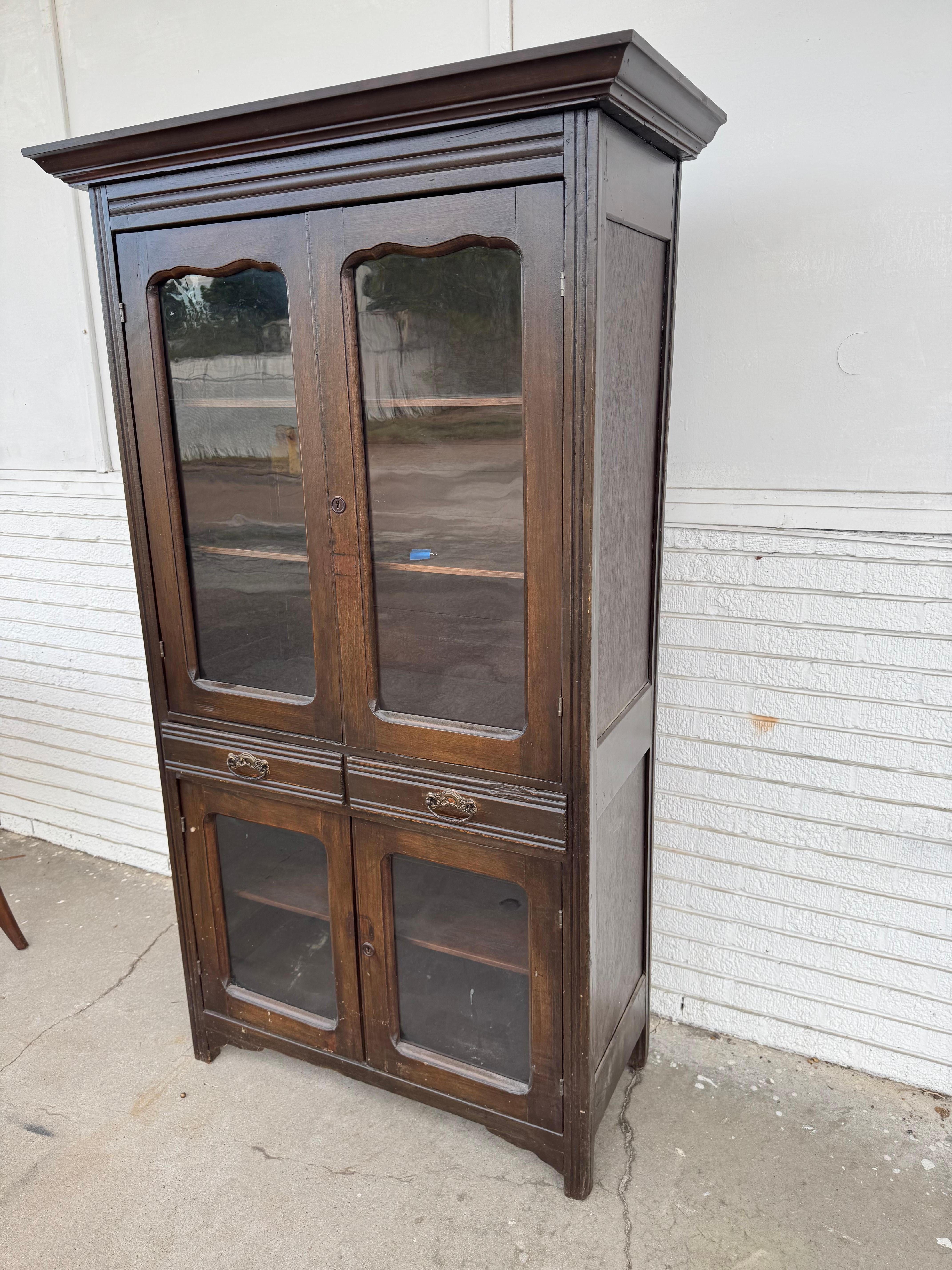 Questo mobile è stato realizzato per esporre piatti e oggetti simili.
Ha 4 porte che offrono un ampio spazio espositivo.
Il vetro è originale del pezzo. Riporta un'indicazione temporale di quando è stato realizzato.
Il vetro ondulato è il risultato