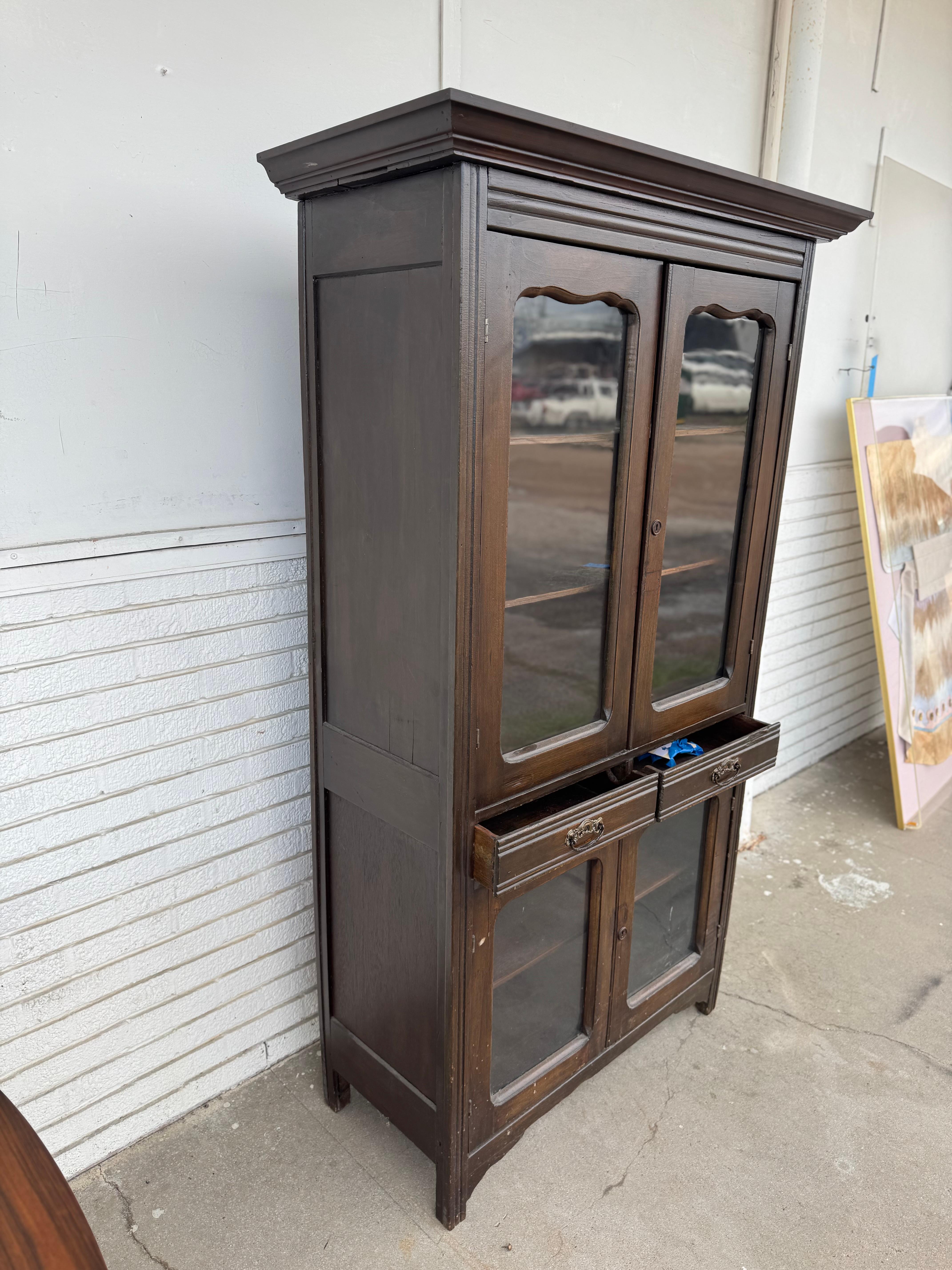 Vetrina a 4 ante in noce antico con vetro ondulato In condizioni buone in vendita a Pasadena, TX