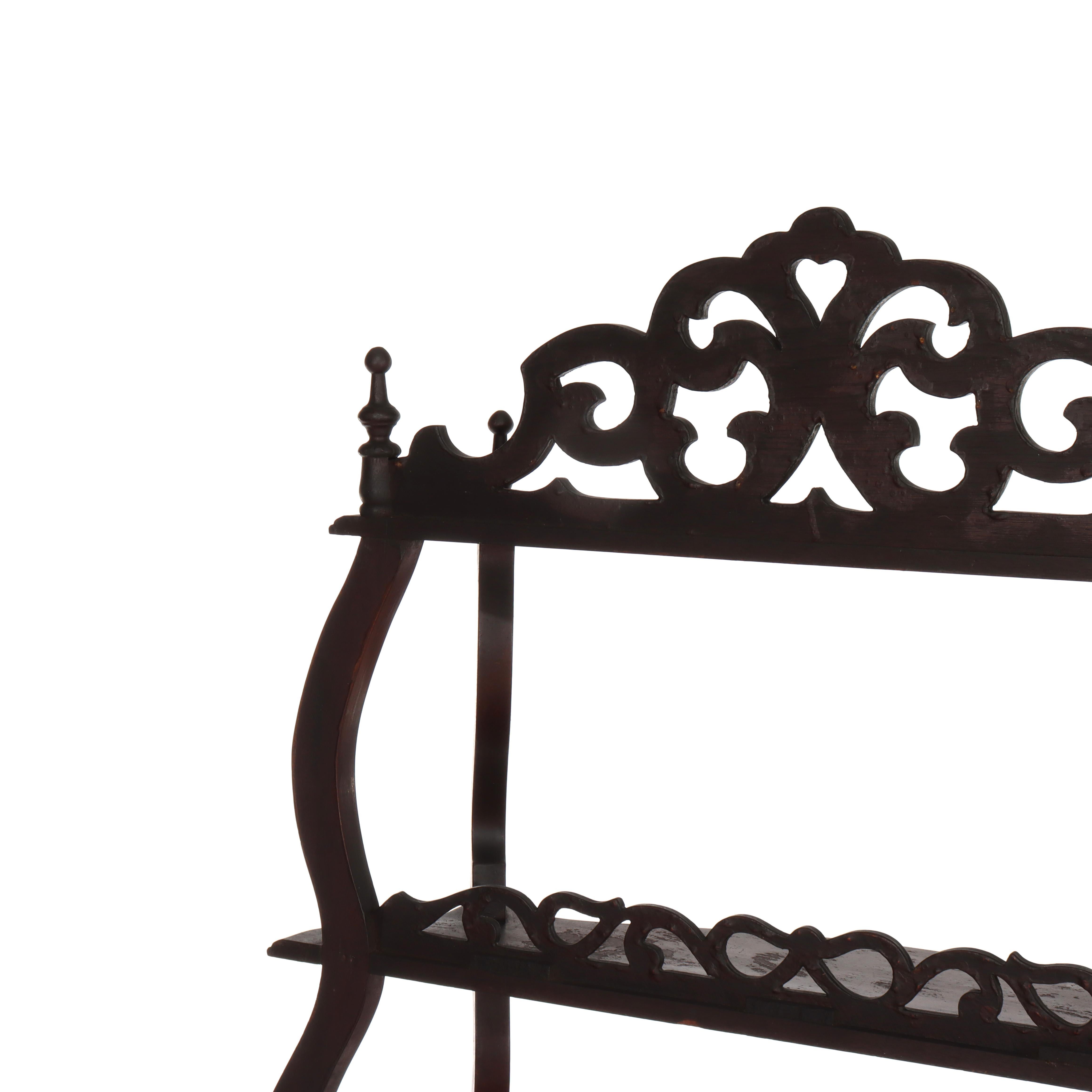 Estantería antigua de nogal de 5 baldas con calado recortado C1890 en venta 9