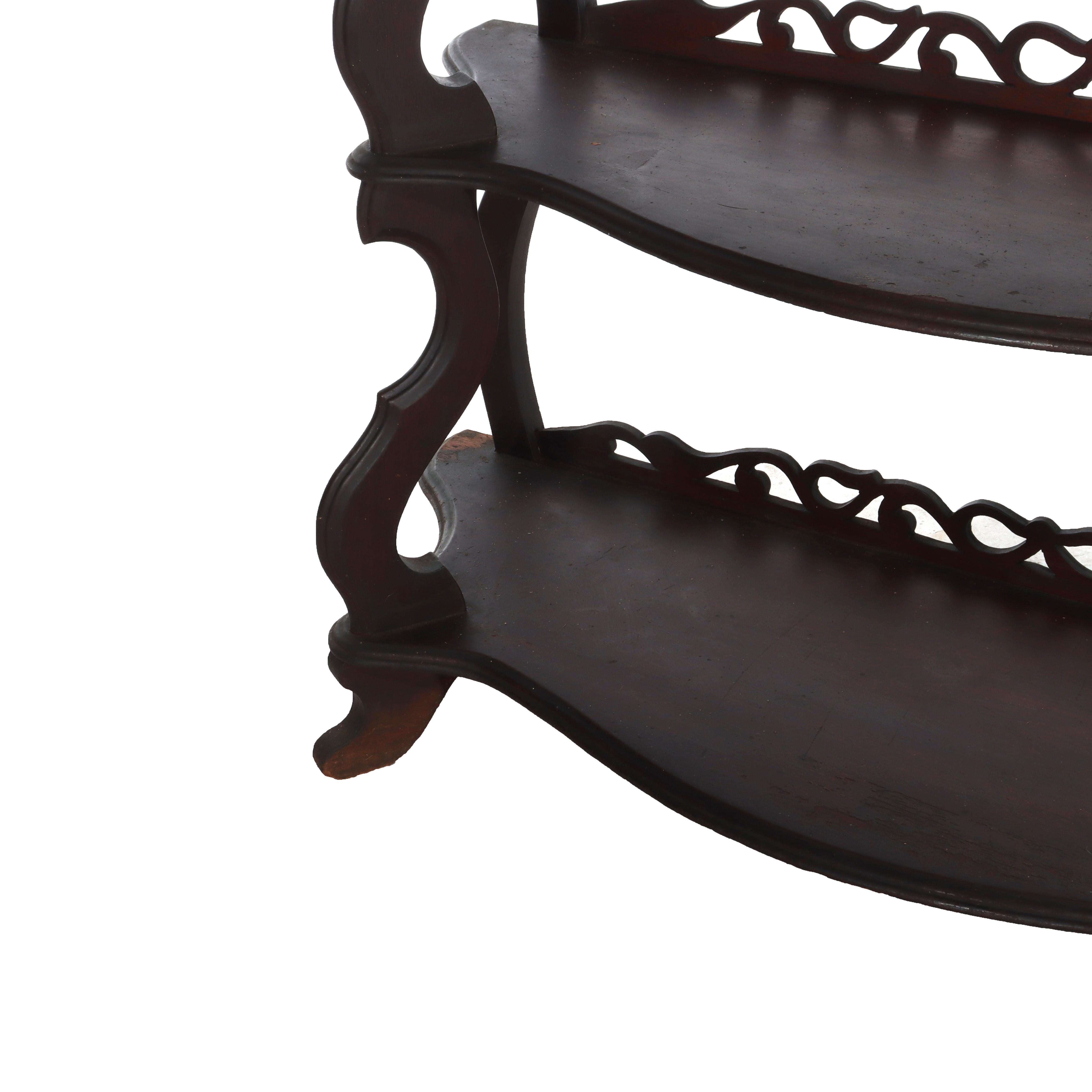 Estantería antigua de nogal de 5 baldas con calado recortado C1890 en venta 2