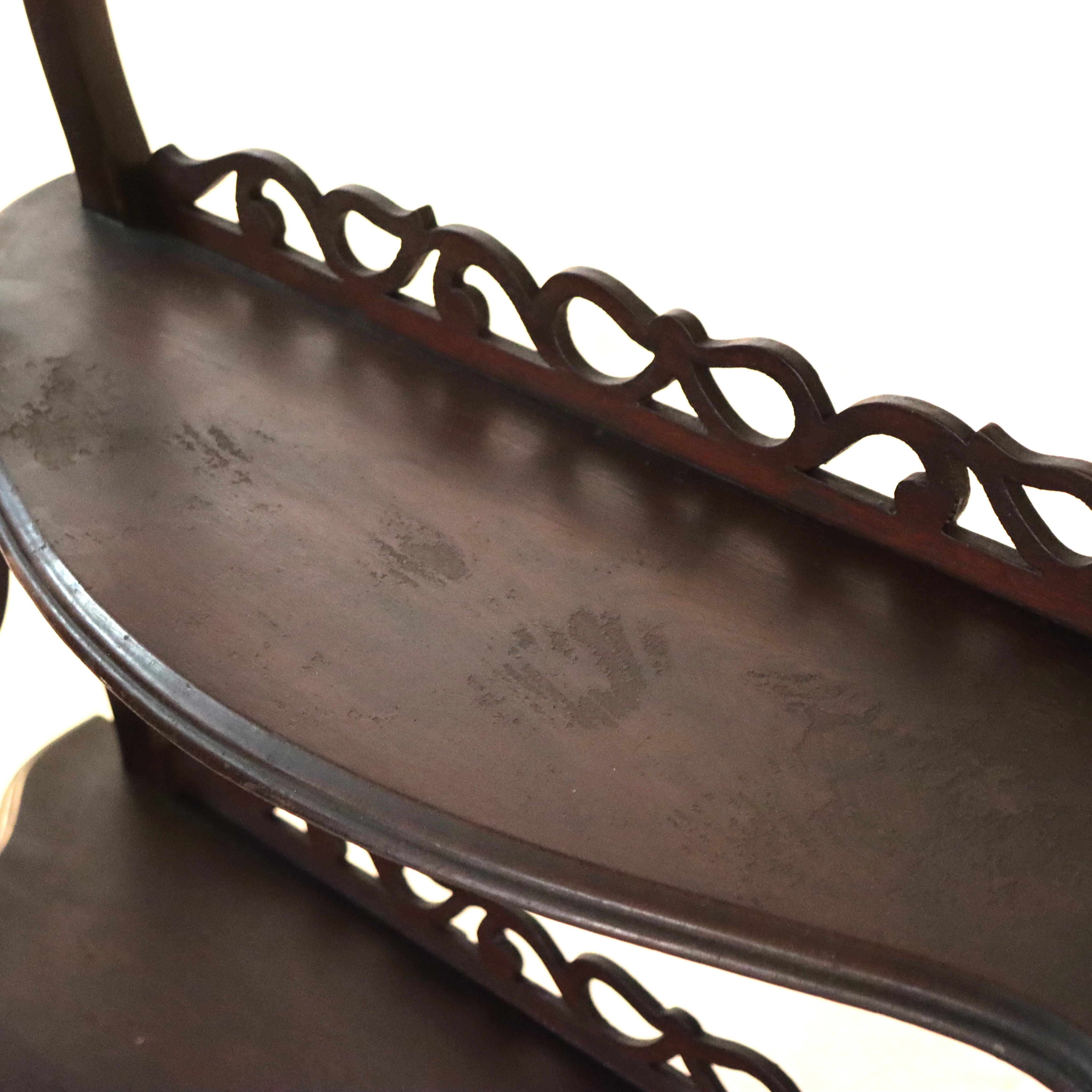 Estantería antigua de nogal de 5 baldas con calado recortado C1890 en venta 3