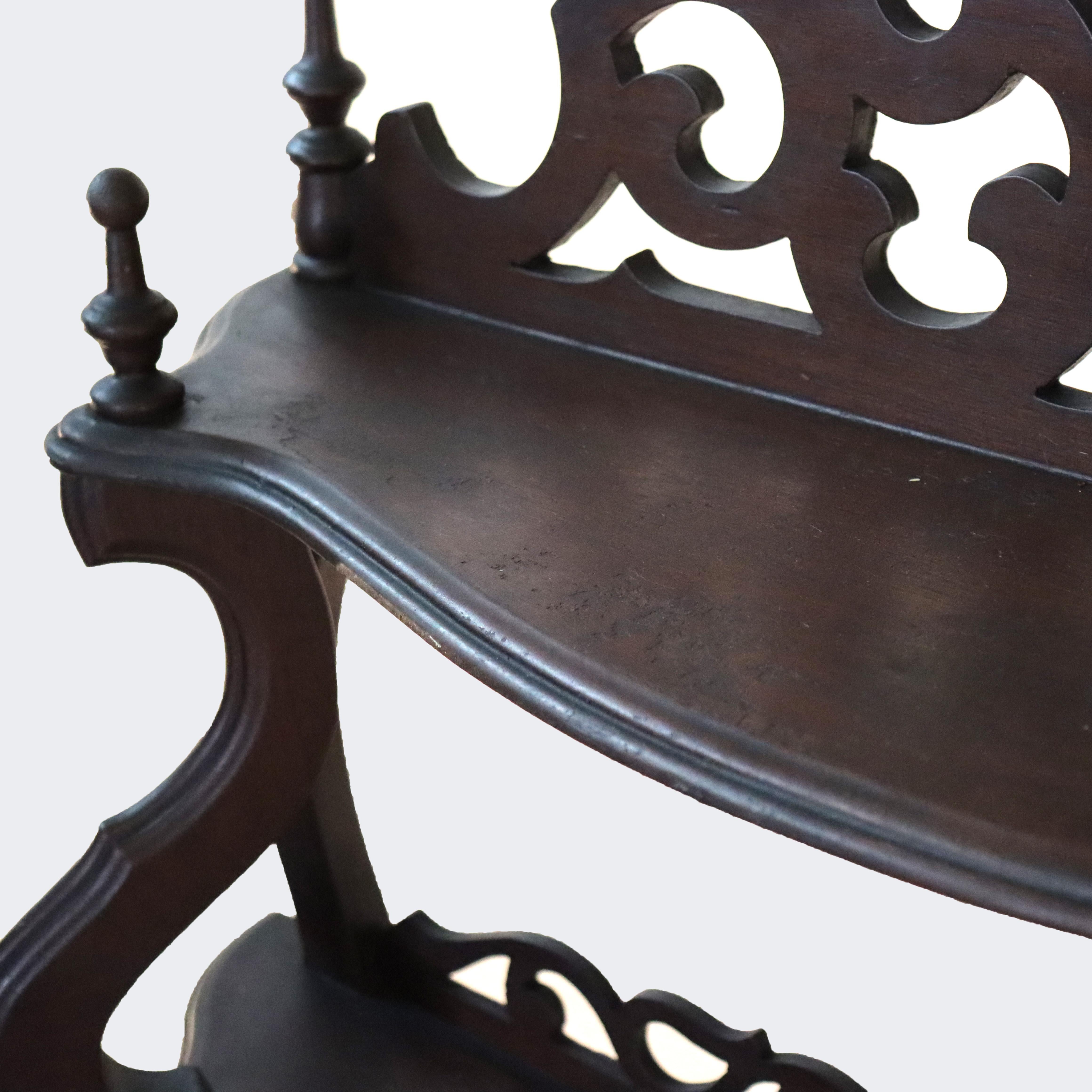 Estantería antigua de nogal de 5 baldas con calado recortado C1890 en venta 4