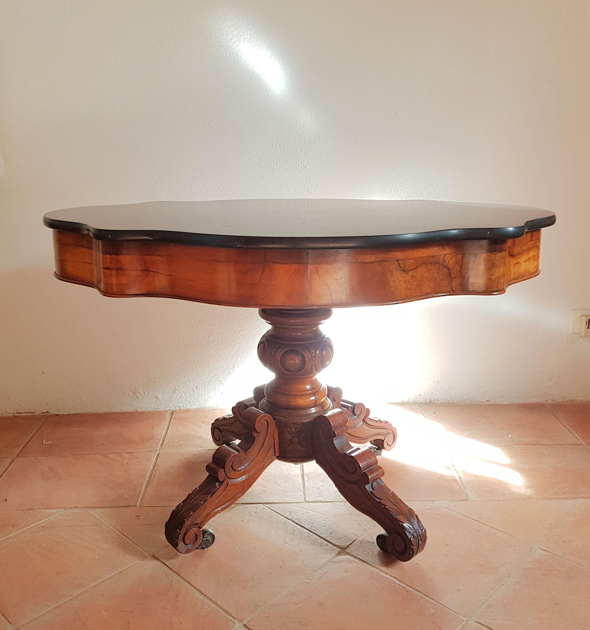 French 19th century table, in walnut wood and black marble top, 
with carved baluster column and scroll legs with pot castors.
Beautiful quality and condition for this French antique table.