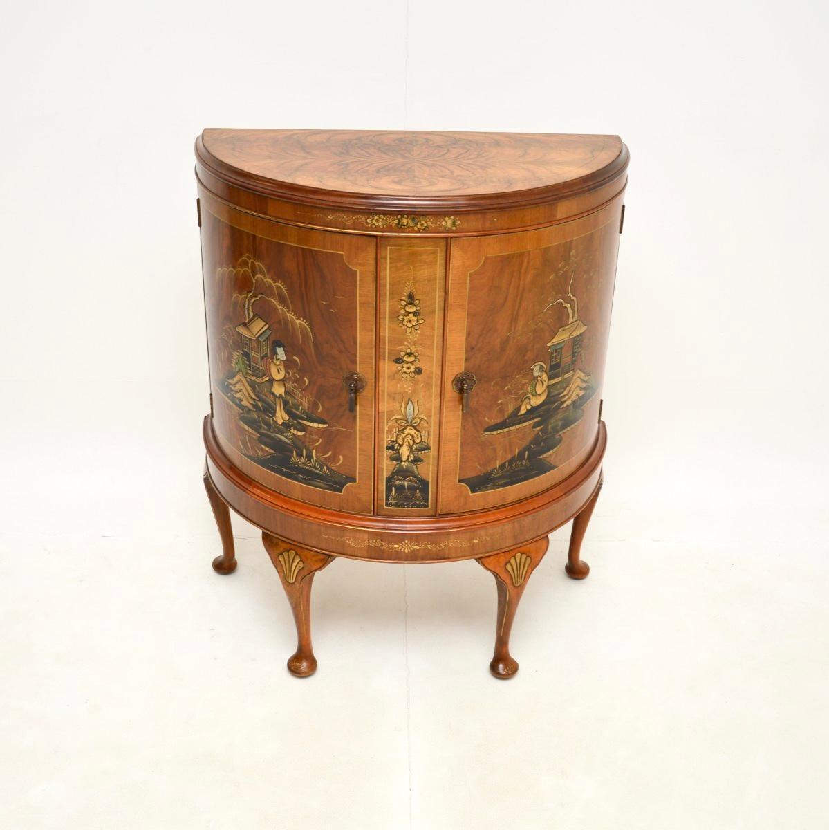 Uno splendido mobile antico in noce e cineserie, realizzato in Inghilterra e risalente agli anni '20 circa.

È di qualità superba, ha un bel design ed è di dimensioni molto utili. Il mobile a forma di arco ha due ante e poggia su gambe cabriole con