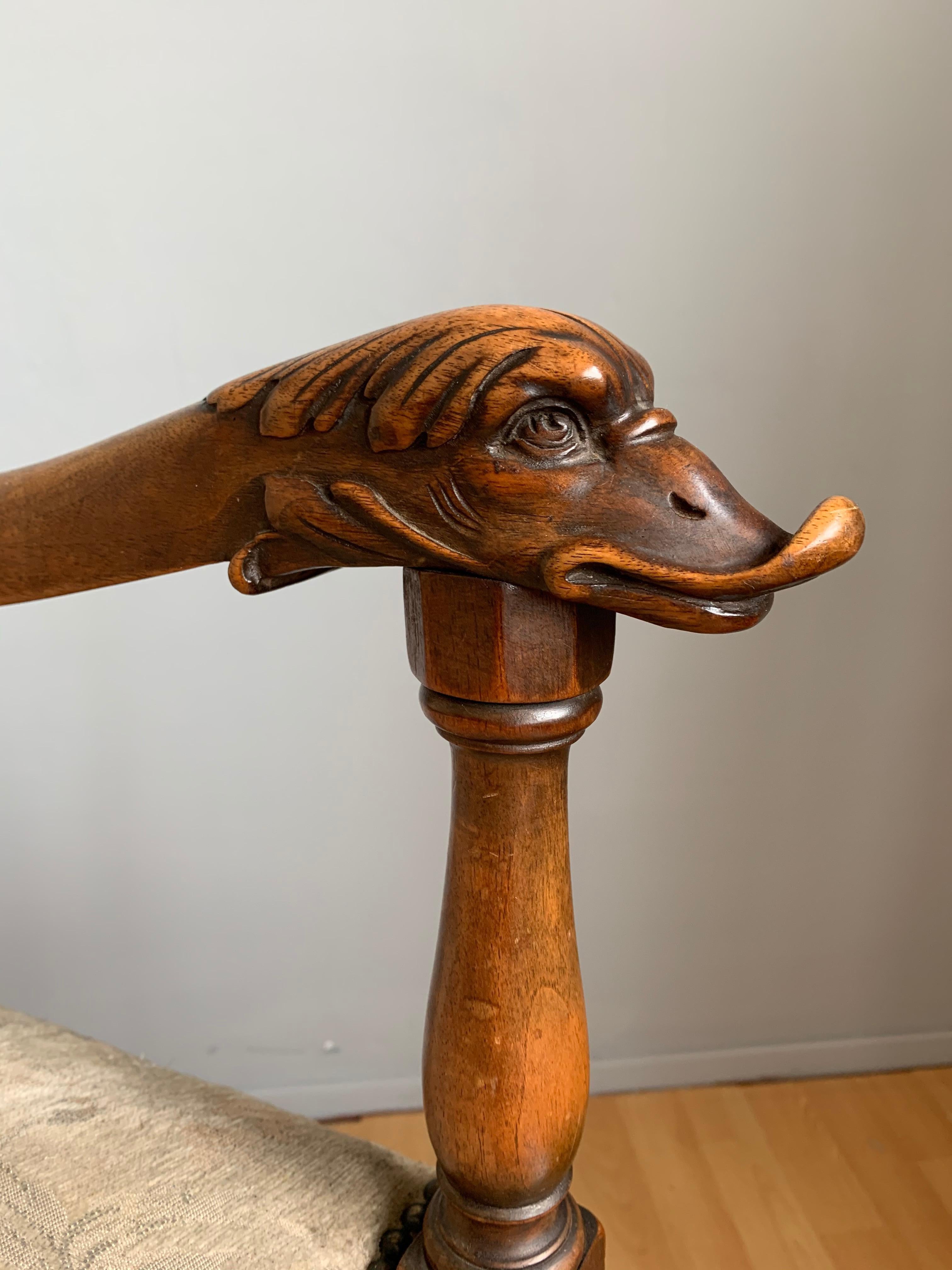 Tissu Fauteuil en noyer avec accoudoirs en forme de tête de lion et de cygne sculptés à la main en vente