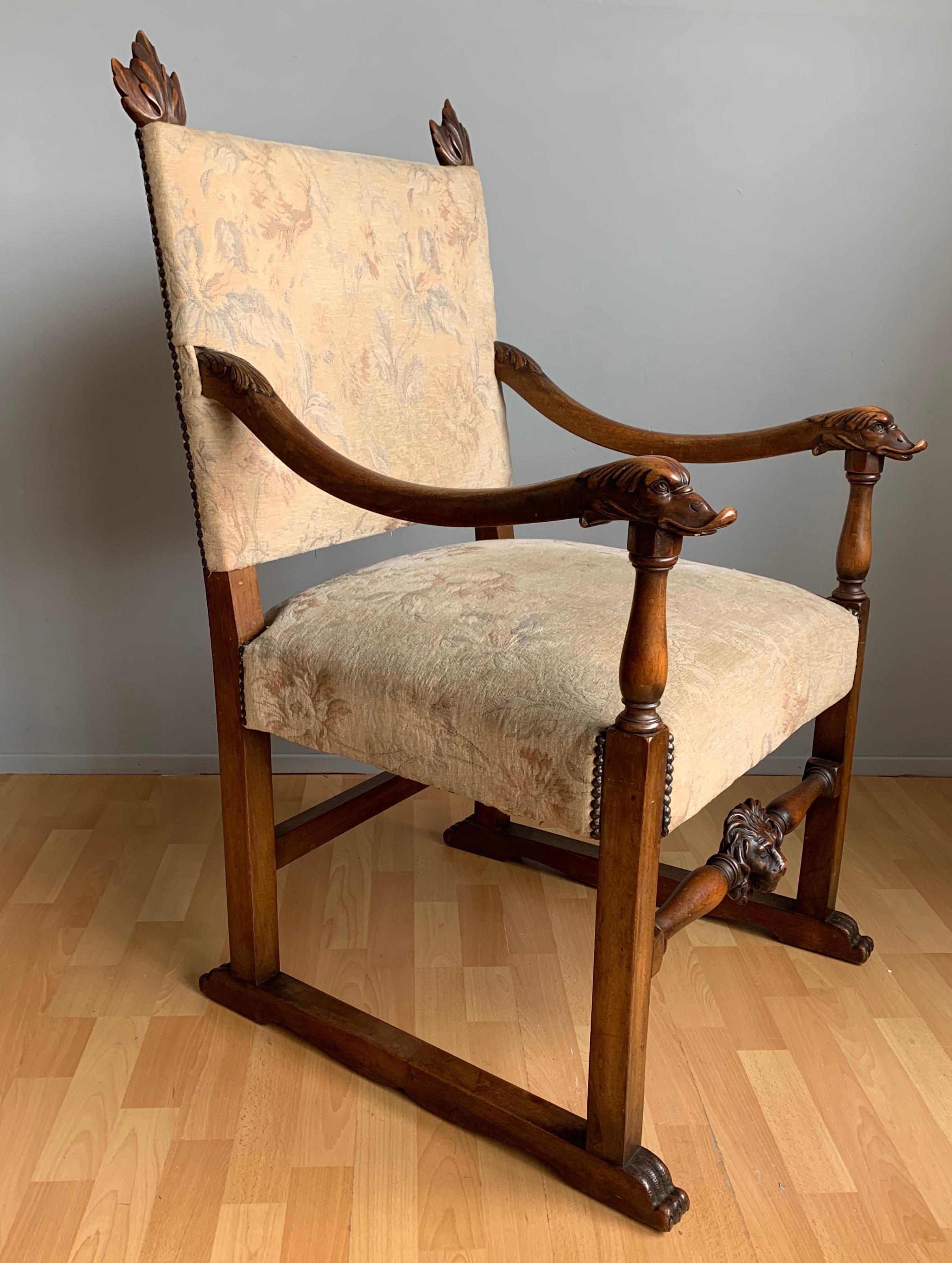 Fauteuil en noyer avec accoudoirs en forme de tête de lion et de cygne sculptés à la main en vente 4