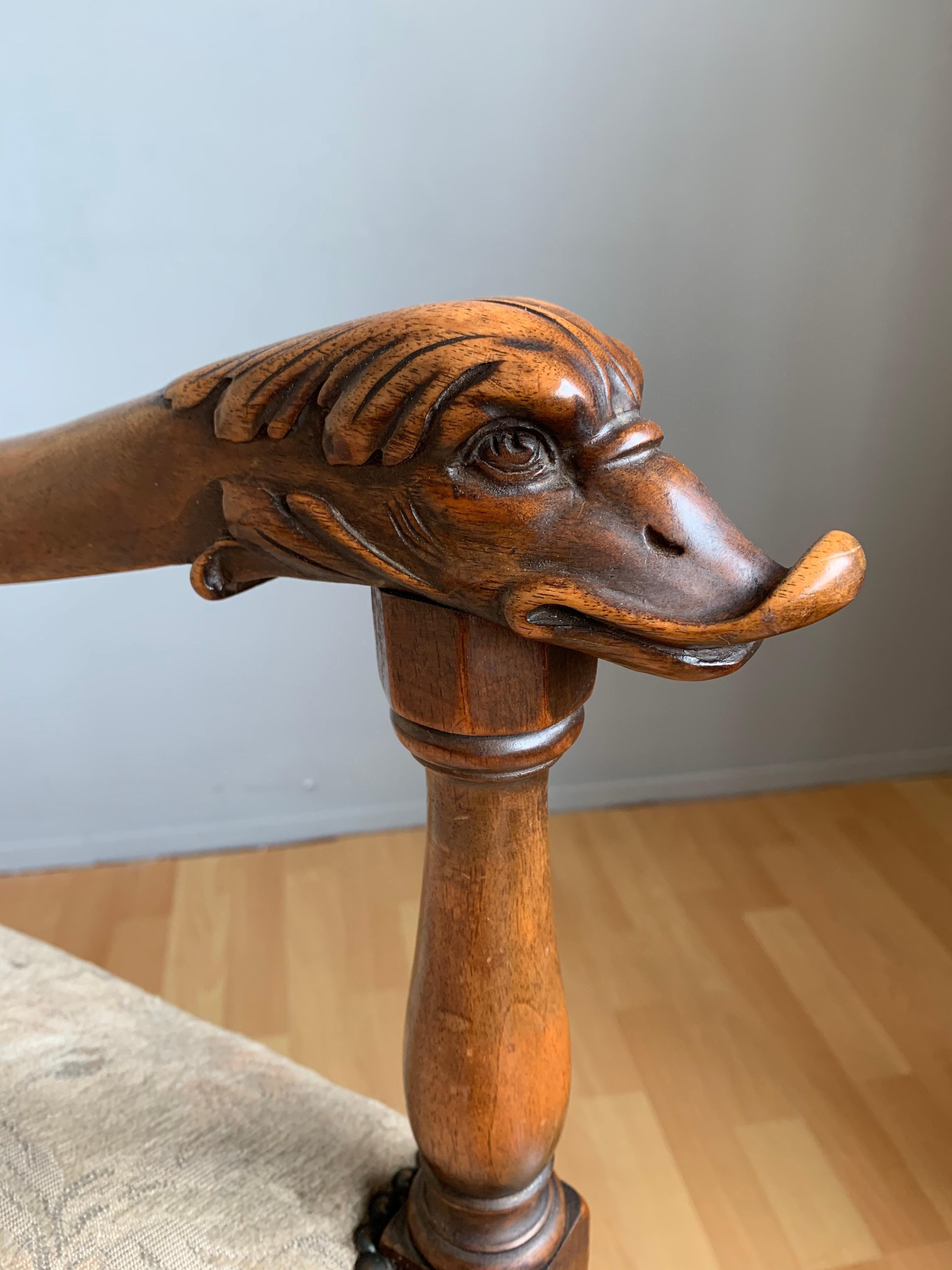 Fauteuil en noyer avec accoudoirs en forme de tête de lion et de cygne sculptés à la main en vente 5