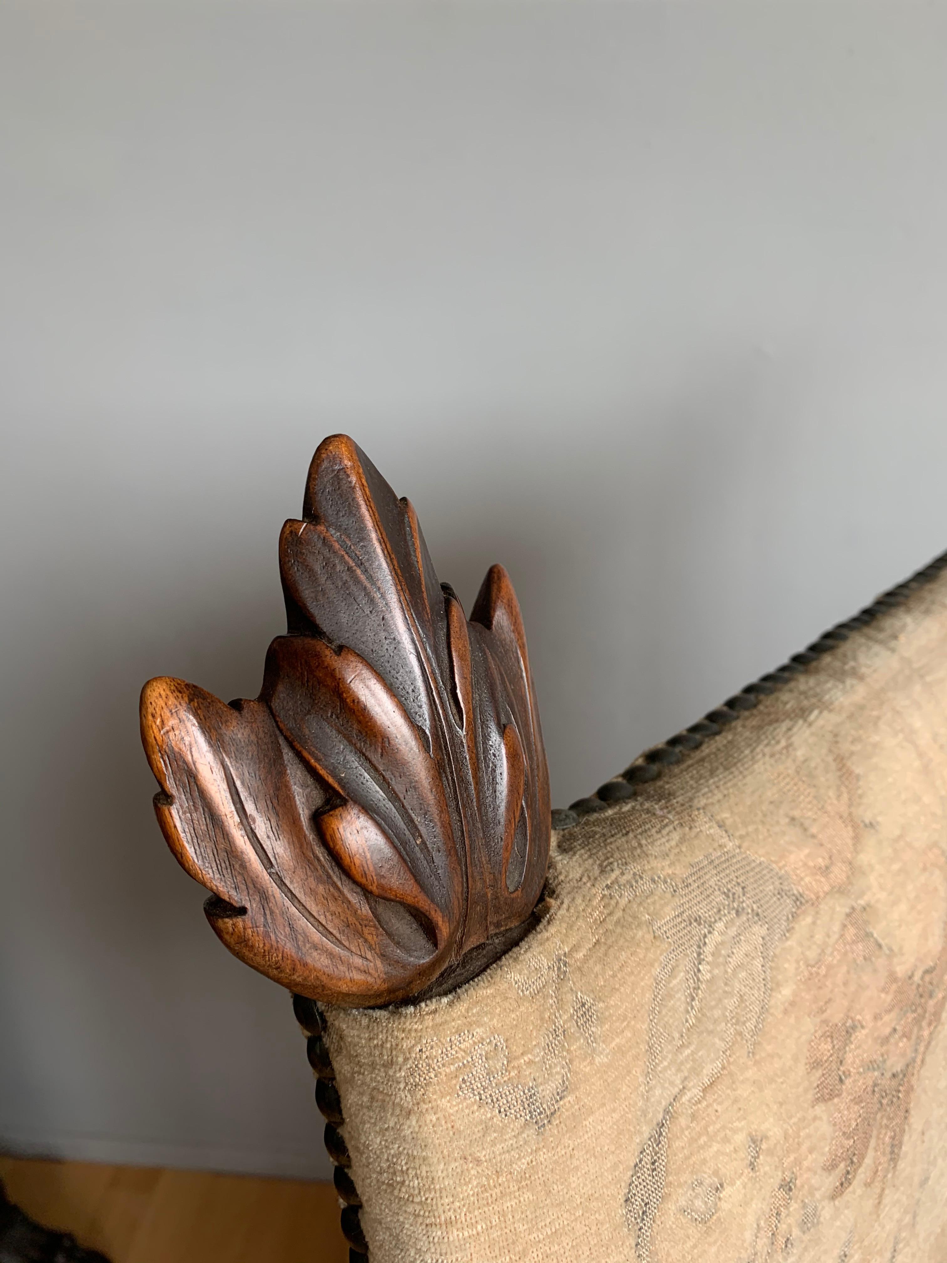 Walnut Armchair with Hand Carved Lion Head and Swan Sculptures as Armrests en venta 9