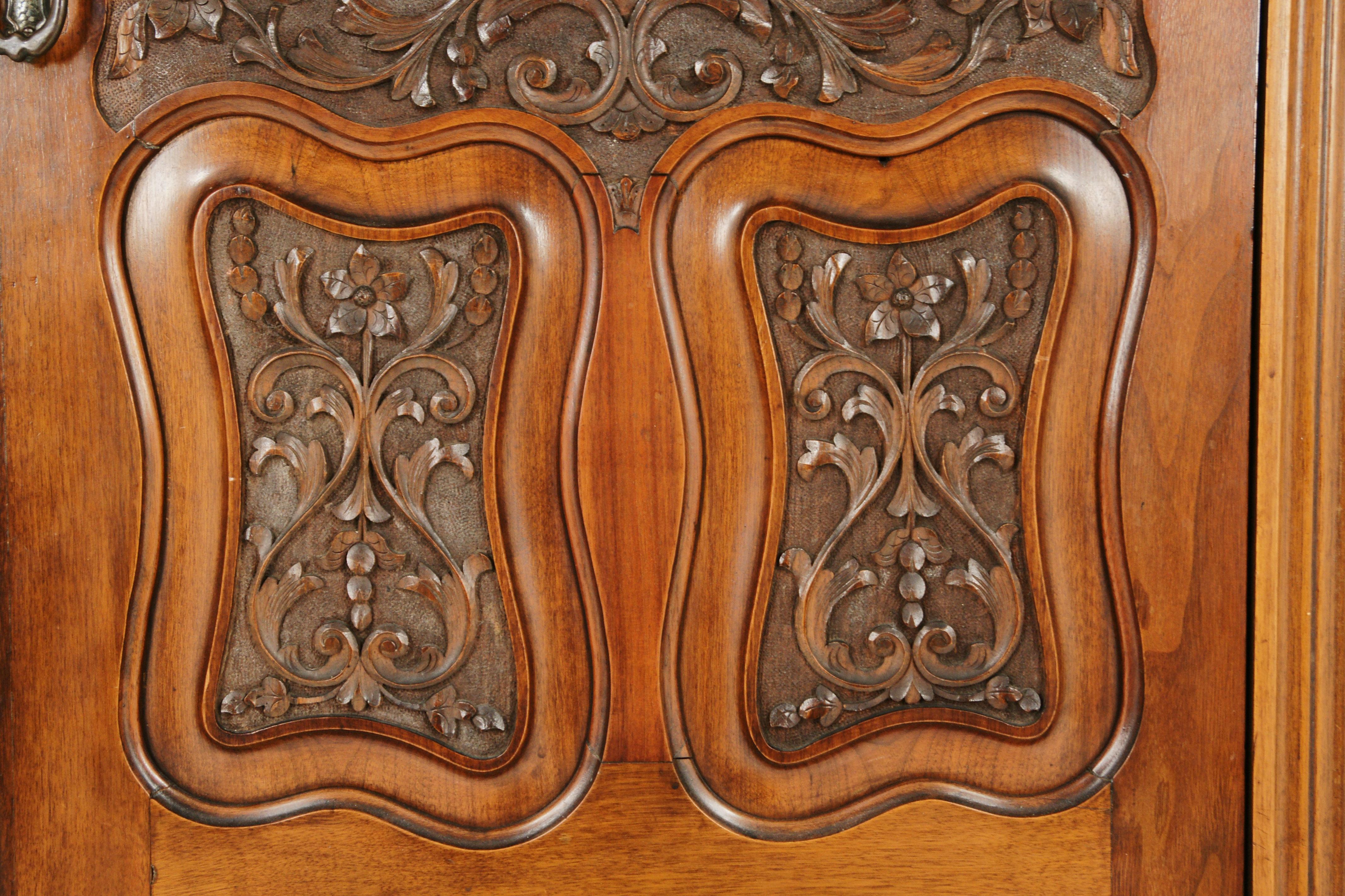 Antique walnut armoire, wardrobe, triple door closet, Scotland 1890, antique furniture, B1613

Scotland, 1890
Solid walnut and veneers
Original finish
Dentil cornice above
Heavily carved central door below
Flanked by a pair of carved beveled glass