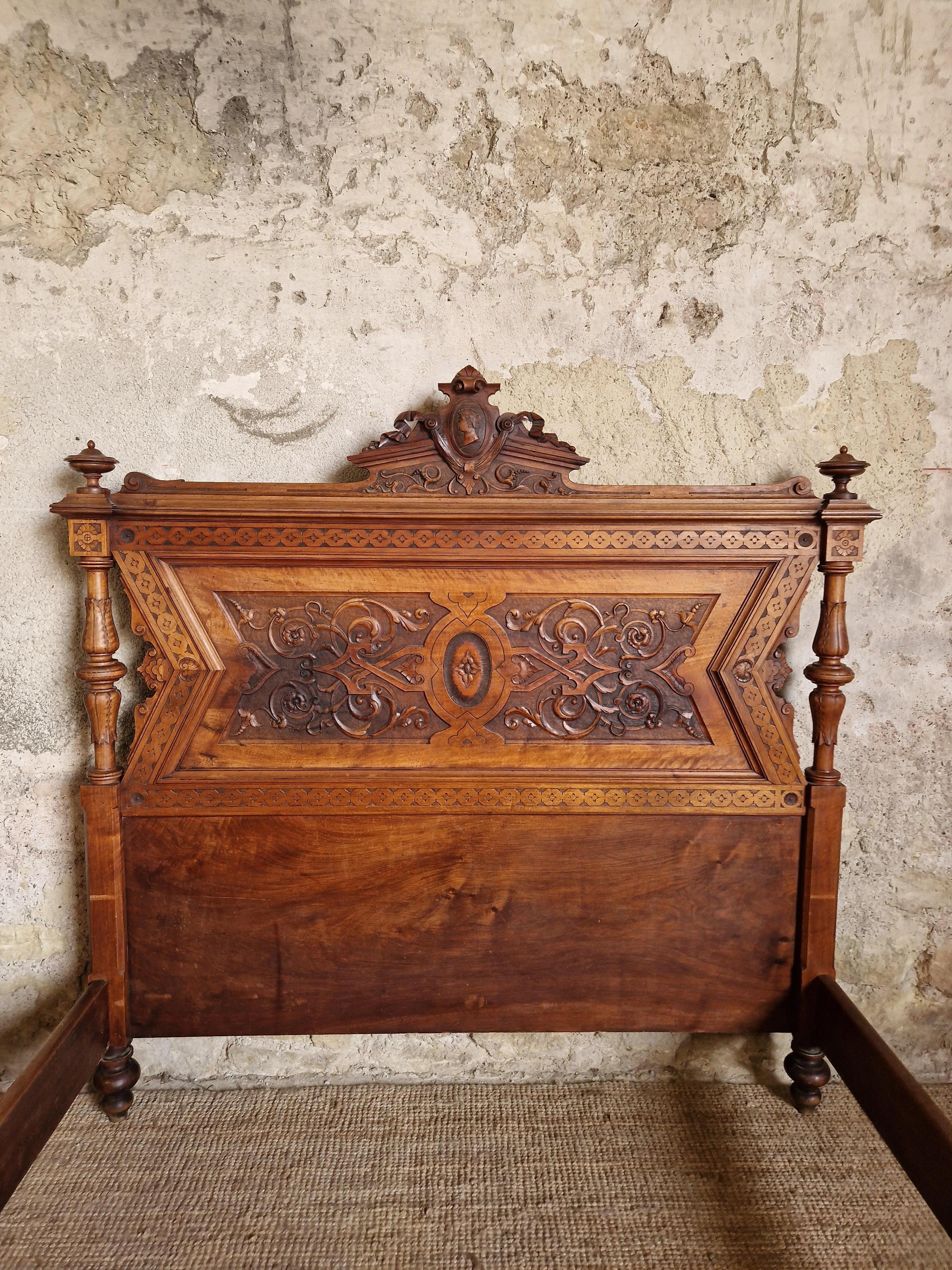Antique Walnut Bed Renaissance Style 19th Century In Good Condition In Buxton, GB