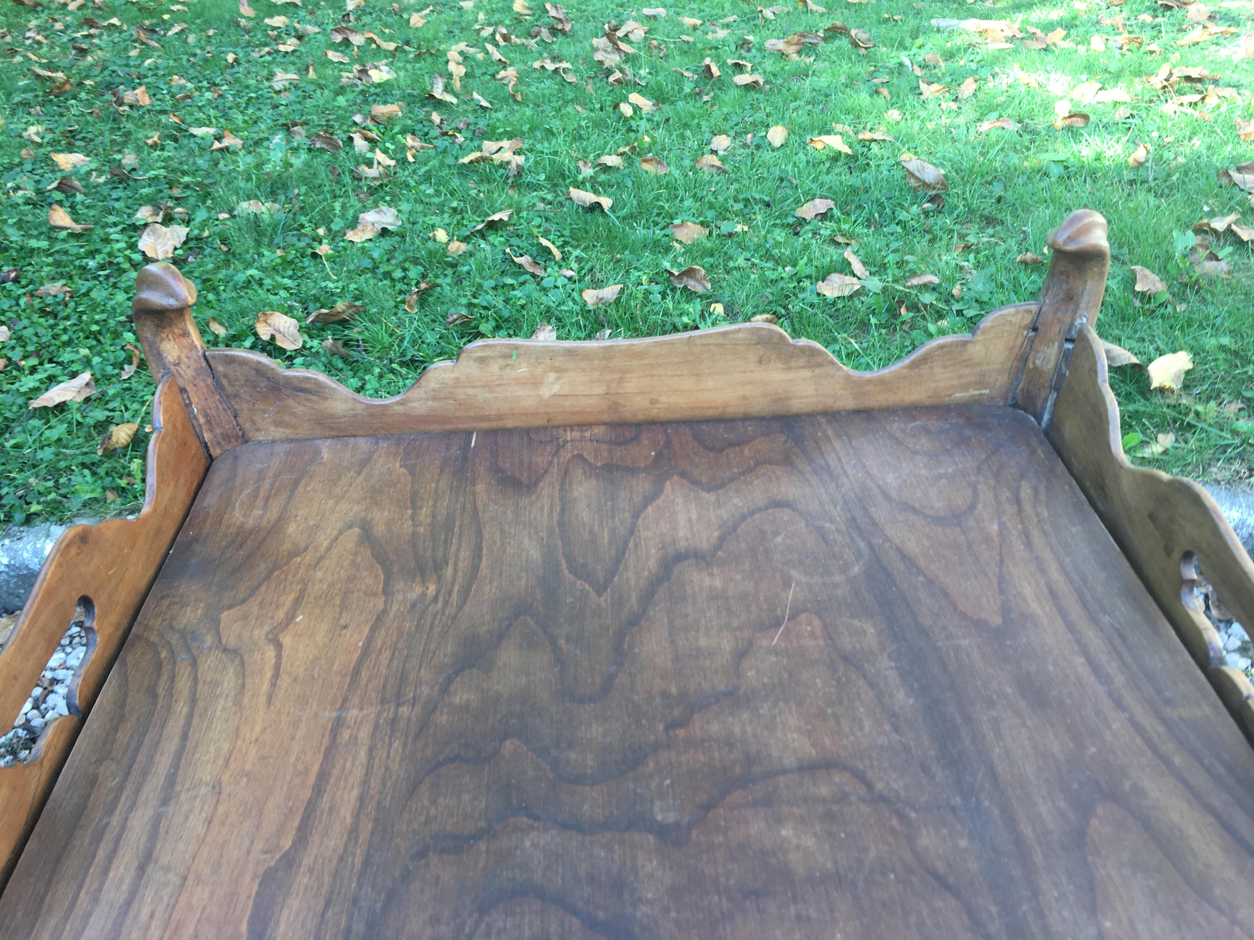 Antiker Nachttisch aus Nussbaumholz im Louis-XV-Stil im Angebot 4