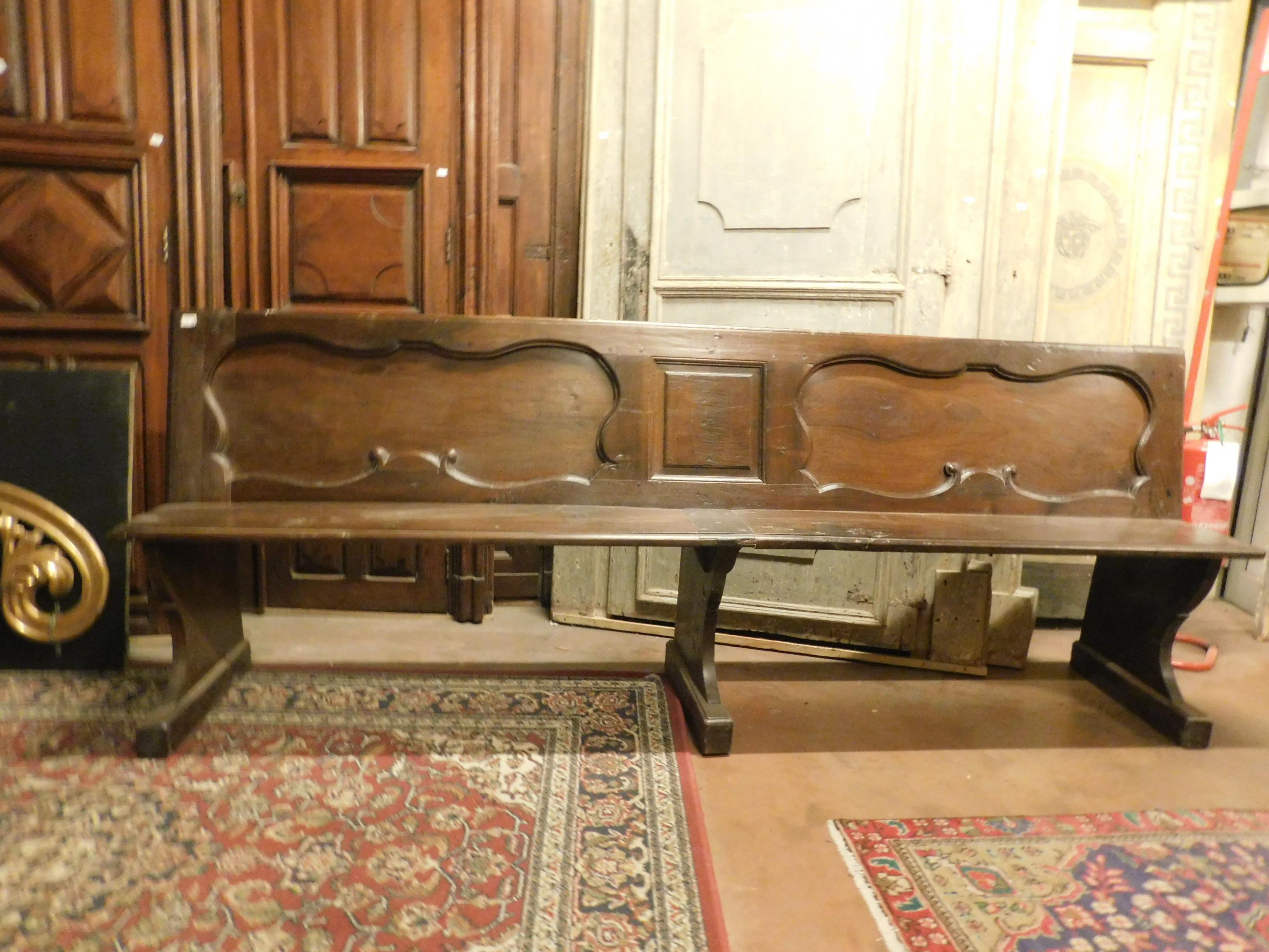 Banc ancien en précieux noyer brun italien, avec 3 panneaux sculptés, dont 2 ondulés, sculptés à la main au 18ème siècle, par un artisan en Italie.
Du Piémont, beau bois patiné et excellente conservation, mesurant cm L 252 x H 95 x P 49.