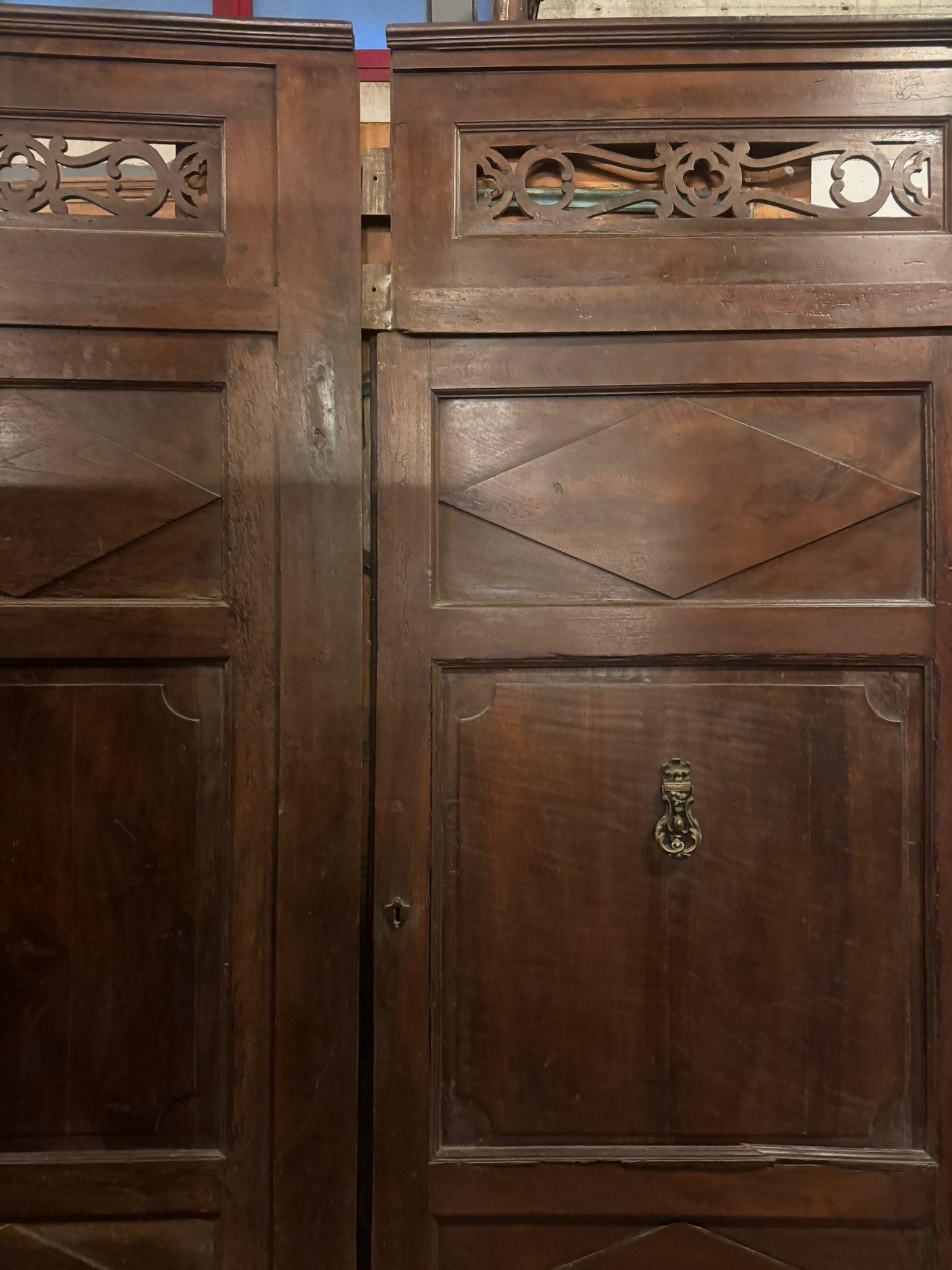 Walnut entrance door with three doors, carved panels and central knocker, italy In Good Condition In Cuneo, Italy (CN)