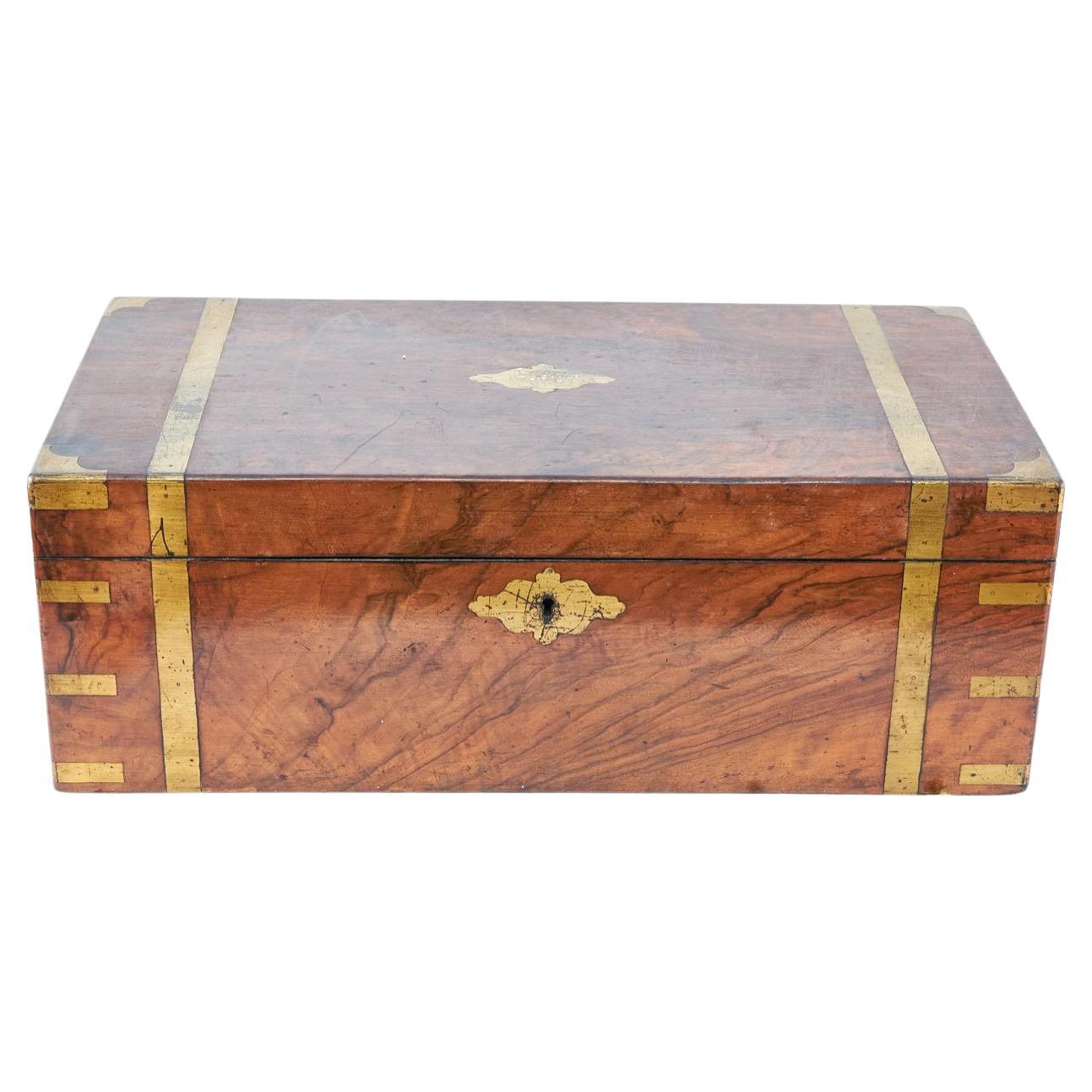 Caja de escritura antigua de nogal y latón encuadernado