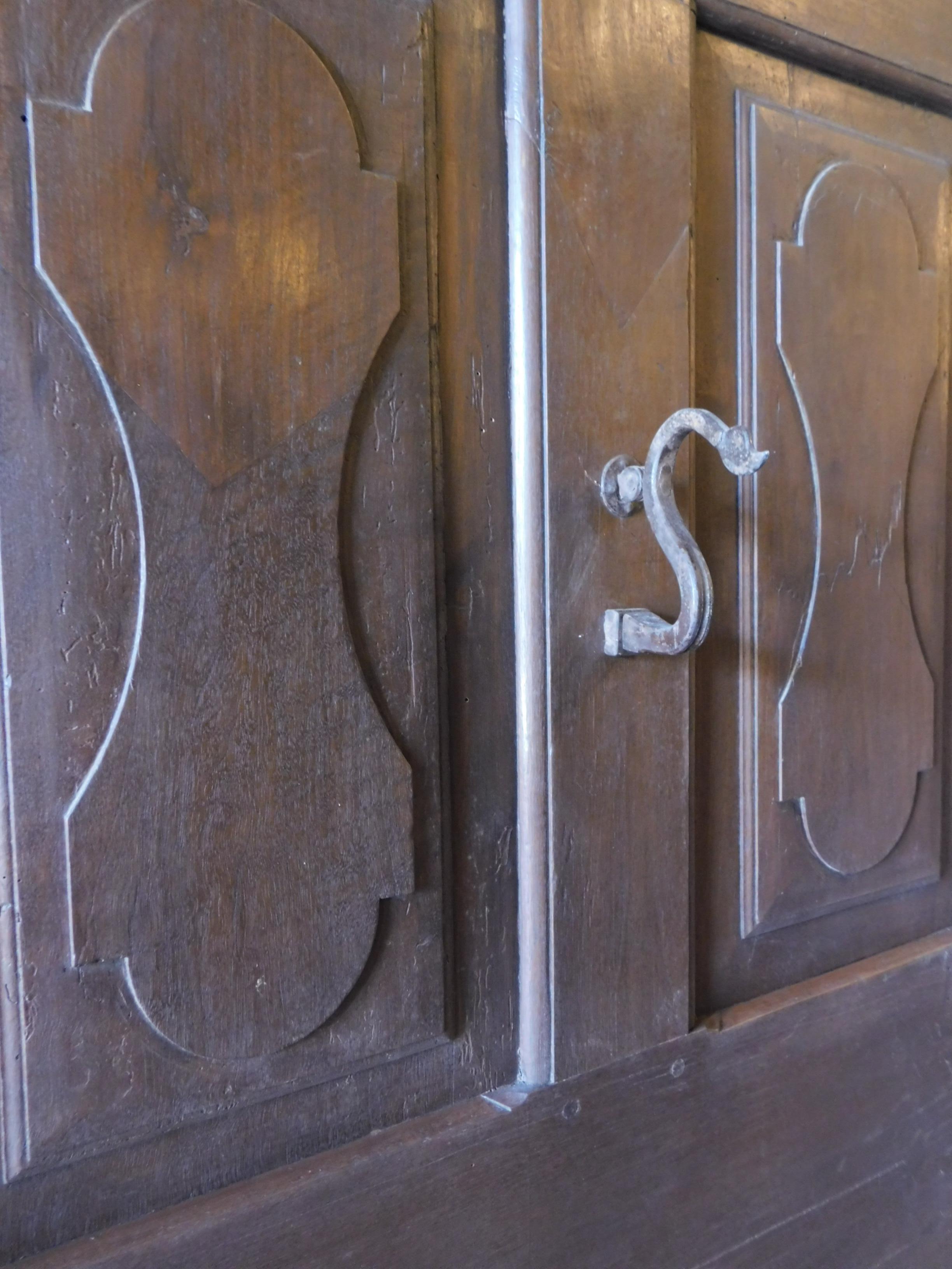 Antike nussbraune Eingangstür:: Original-Türklopfer:: 19. Jahrhundert:: Italien (Handgeschnitzt) im Angebot
