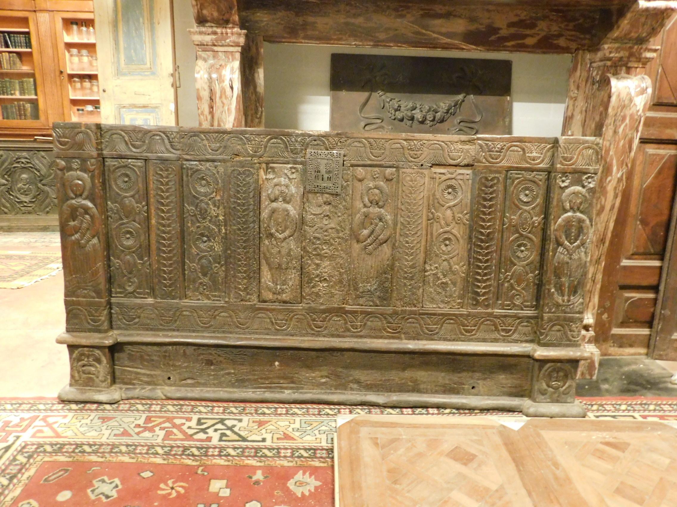 Ancient panel carved in walnut wood with human figures, very decorated with typical forms of the century, all original, from Spain, 1500. Very ancient, it can be used to decorate a wall or for the headboard of a bed, very precious and unavailable in