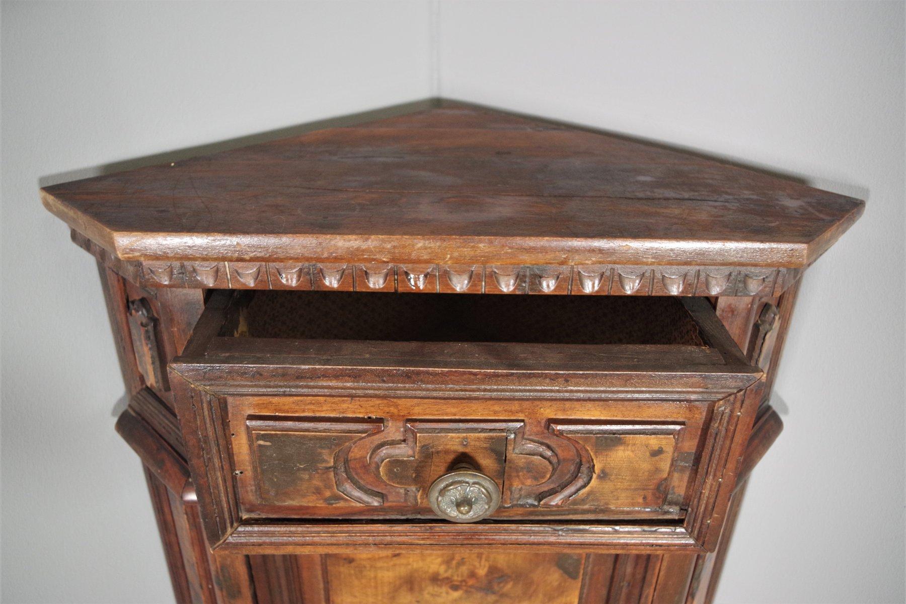 Late 19th Century Antique Walnut Burl Corner Cabinet – Timeless Elegance in vendita