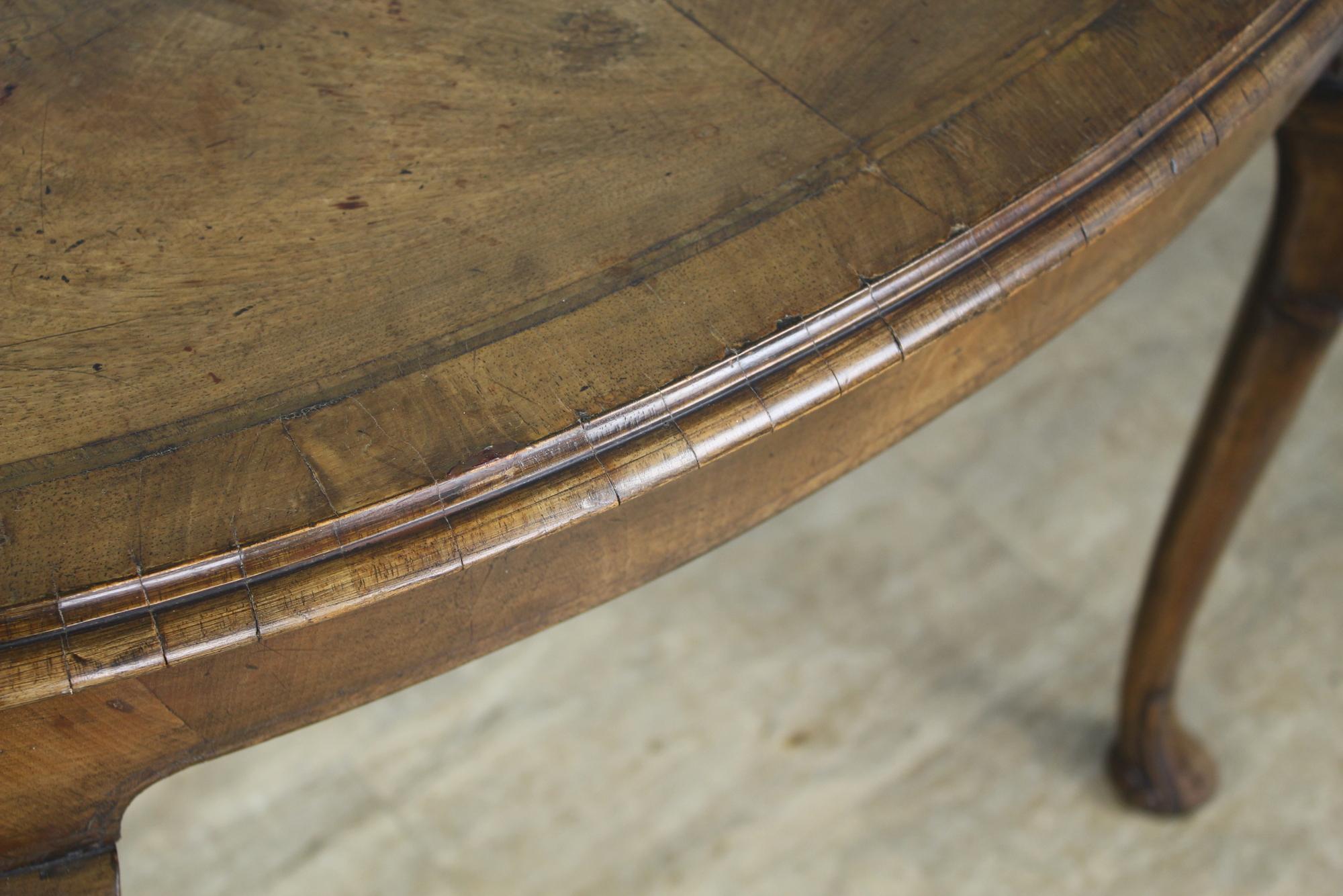 Antiker Esstisch aus Nussbaumholz, geschnitzte Cabriole-Beine (Furnier) im Angebot