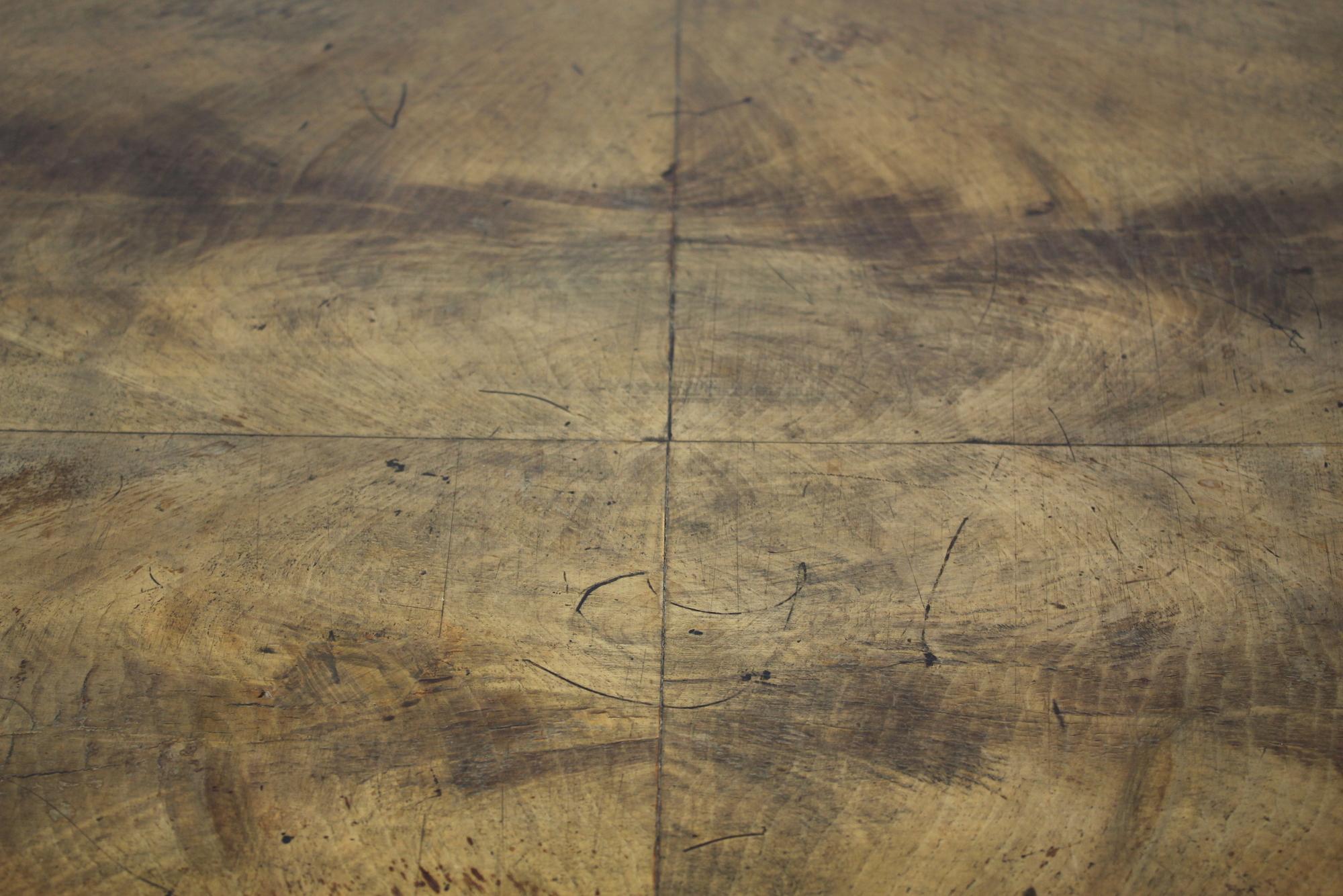 Antiker Esstisch aus Nussbaumholz, geschnitzte Cabriole-Beine im Zustand „Gut“ im Angebot in Port Chester, NY