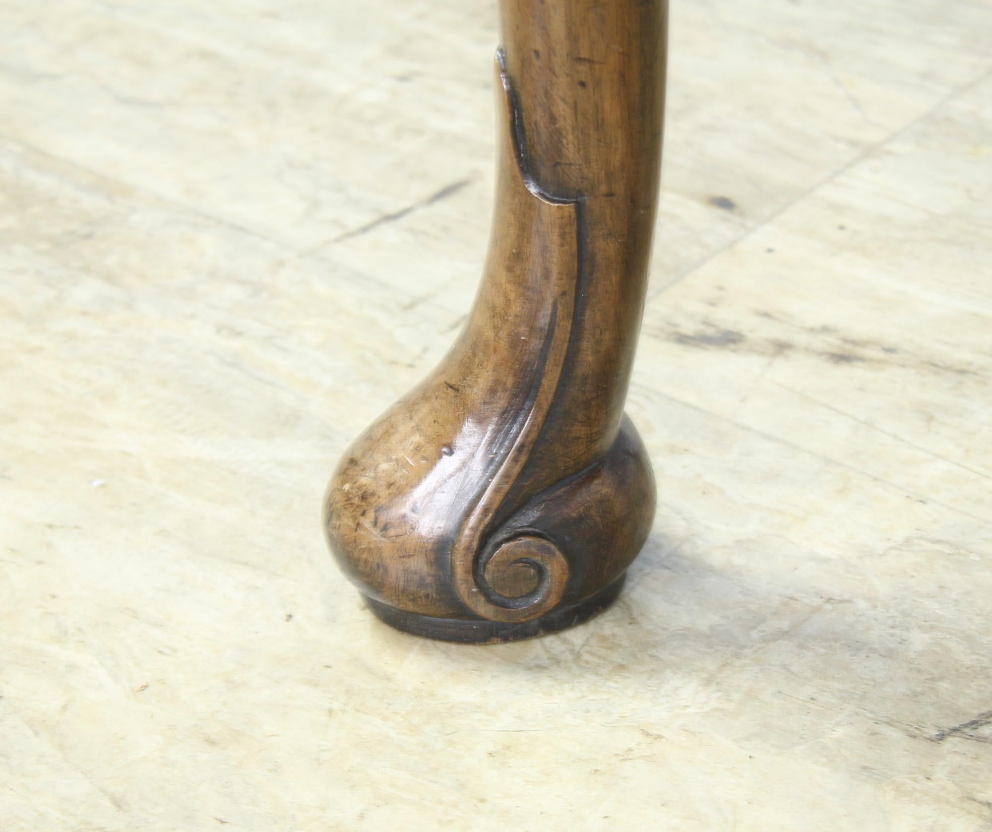 Antiker Esstisch aus Nussbaumholz, geschnitzte Cabriole-Beine (Walnuss) im Angebot