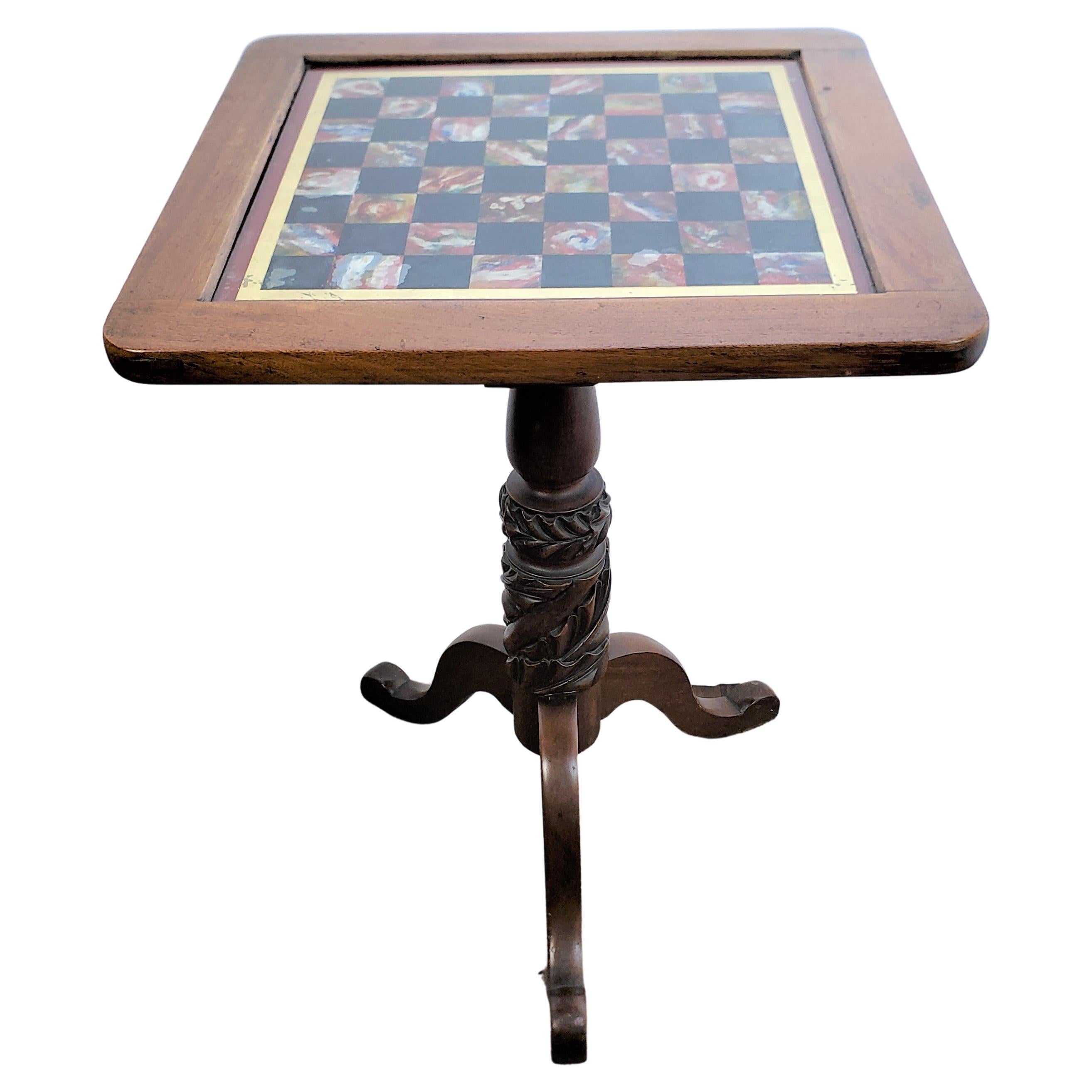 Table de jeu d'échecs ou de dames ancienne en noyer avec plateau en verre peint à l'envers