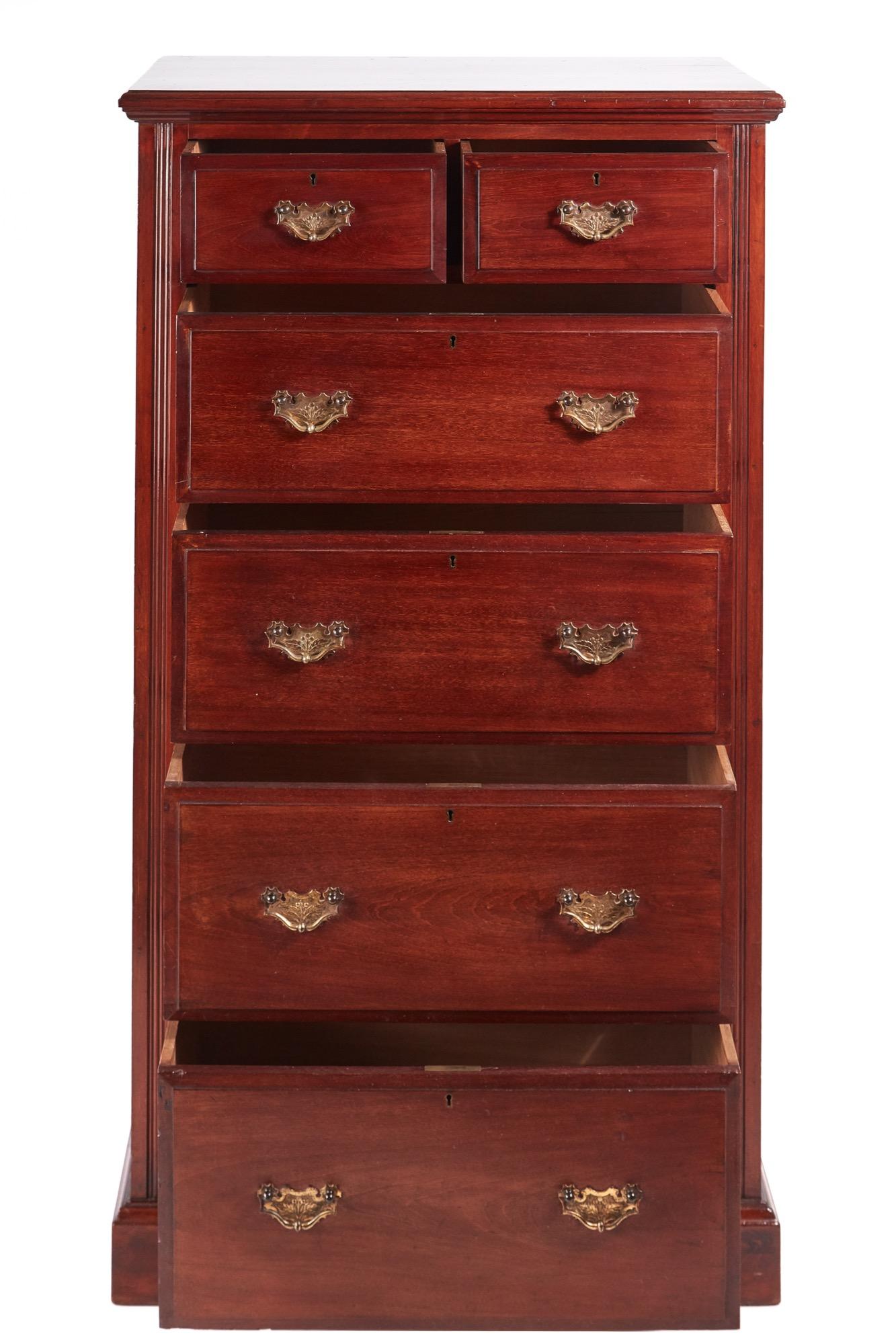 This is a 19th century Victorian antique walnut chest of drawers with a lovely top, 2 short drawers and 4 long drawers all with original brass handles and thumb moulded edge, reeded sides, attractive paneled ends, standing on a plinth base.
 