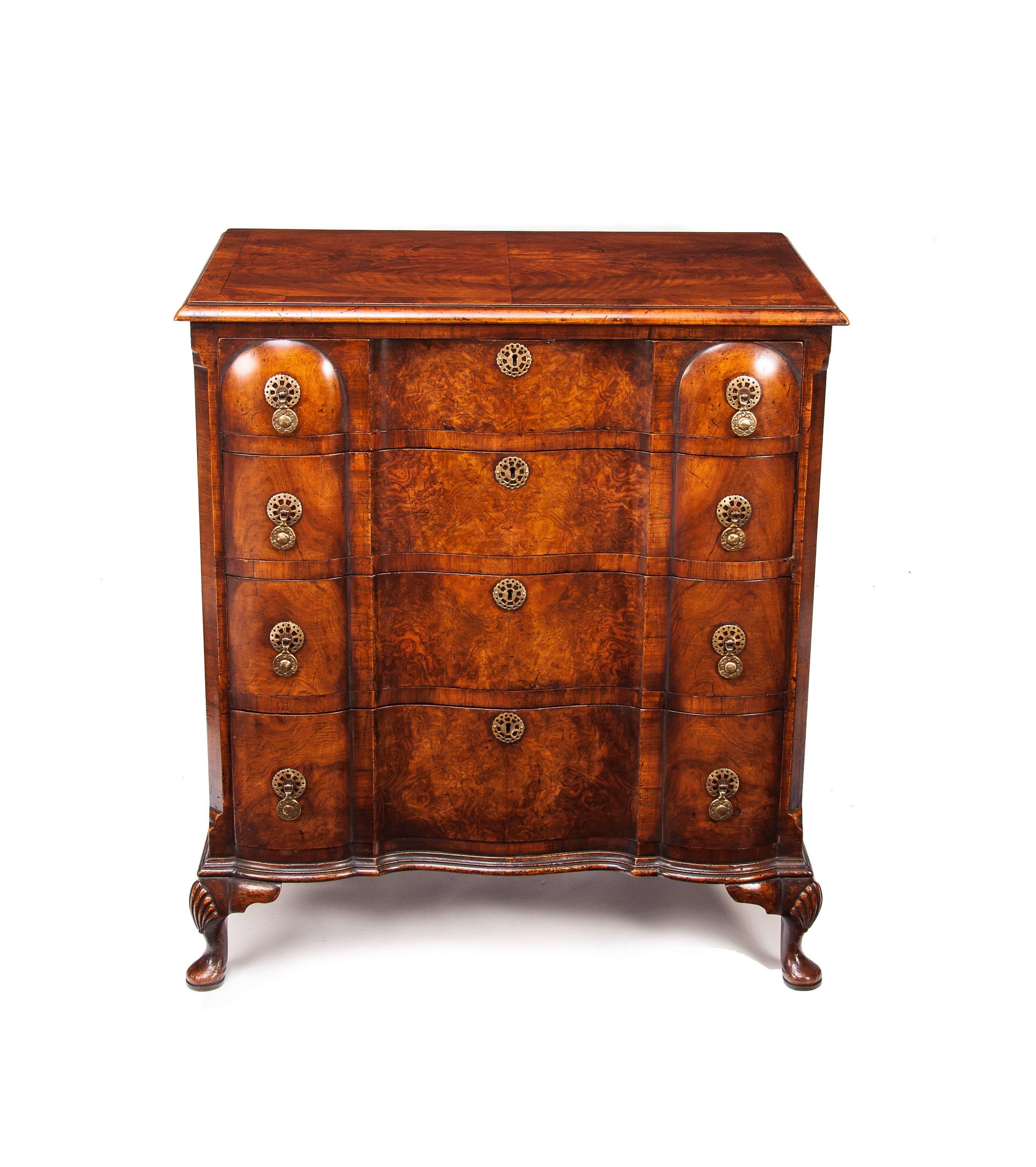 Antique Walnut Chest of Drawers of an Elegant Shaped Front Design In Excellent Condition In Benington, Herts