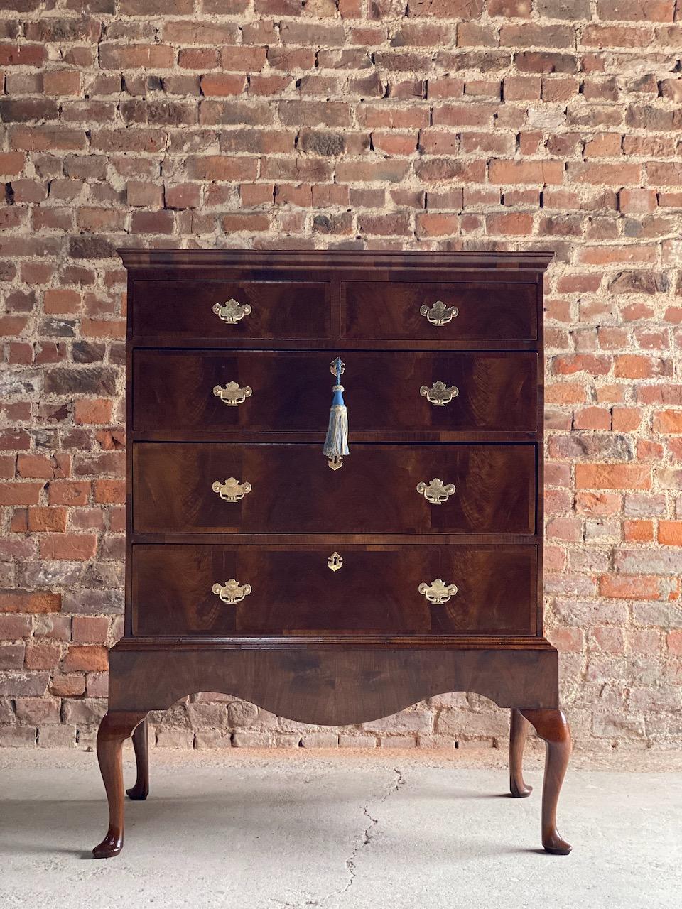 Antique walnut chest on stand tallboy chest of drawers, 19th century, circa 1820

Magnificent antique 19th century Georgian Walnut chest on stand tallboy early 19th century England circa 1820, the upper section with a moulded cornice above two