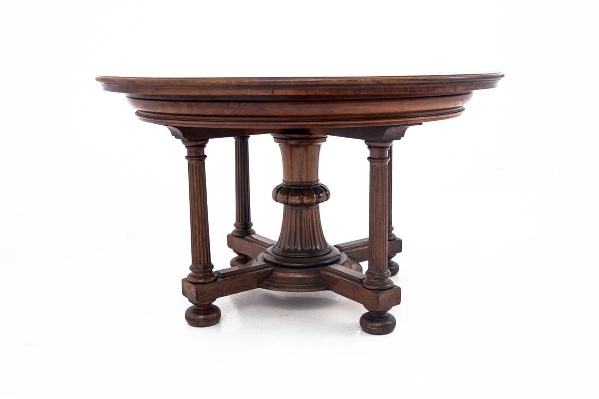 A walnut coffee table, circa 1890.

Very good condition.

Origin: Northern Europe

Dimensions: Height 73 cm, diameter 122 cm.