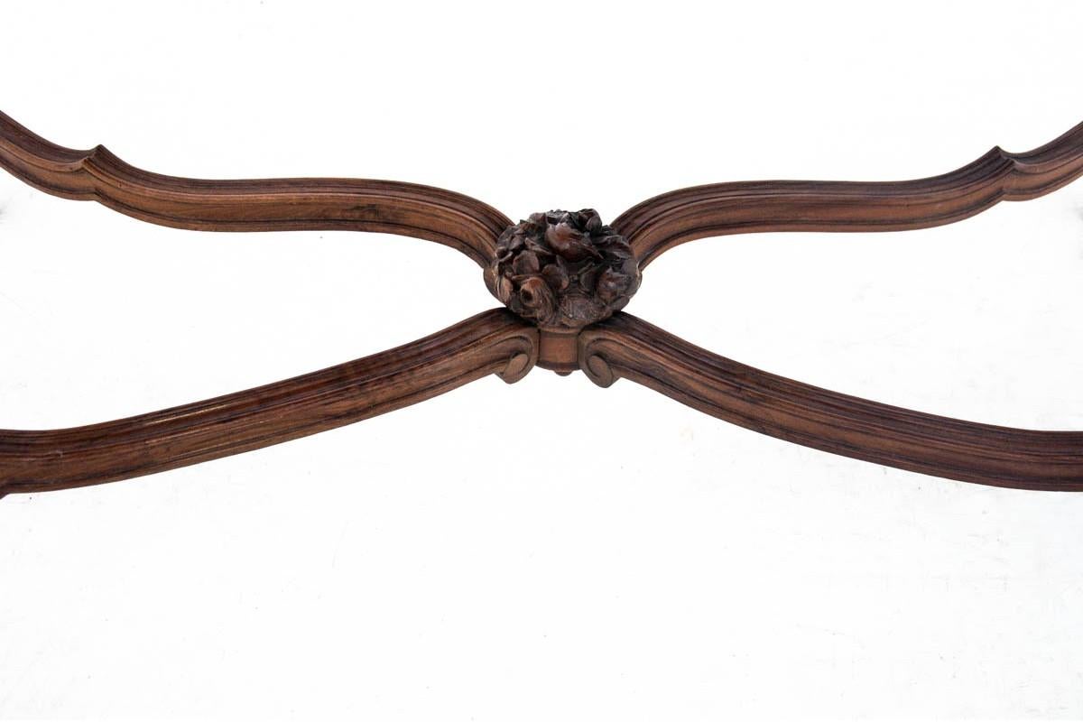 Antique walnut coffee table, circa 1900 In Good Condition In Chorzów, PL