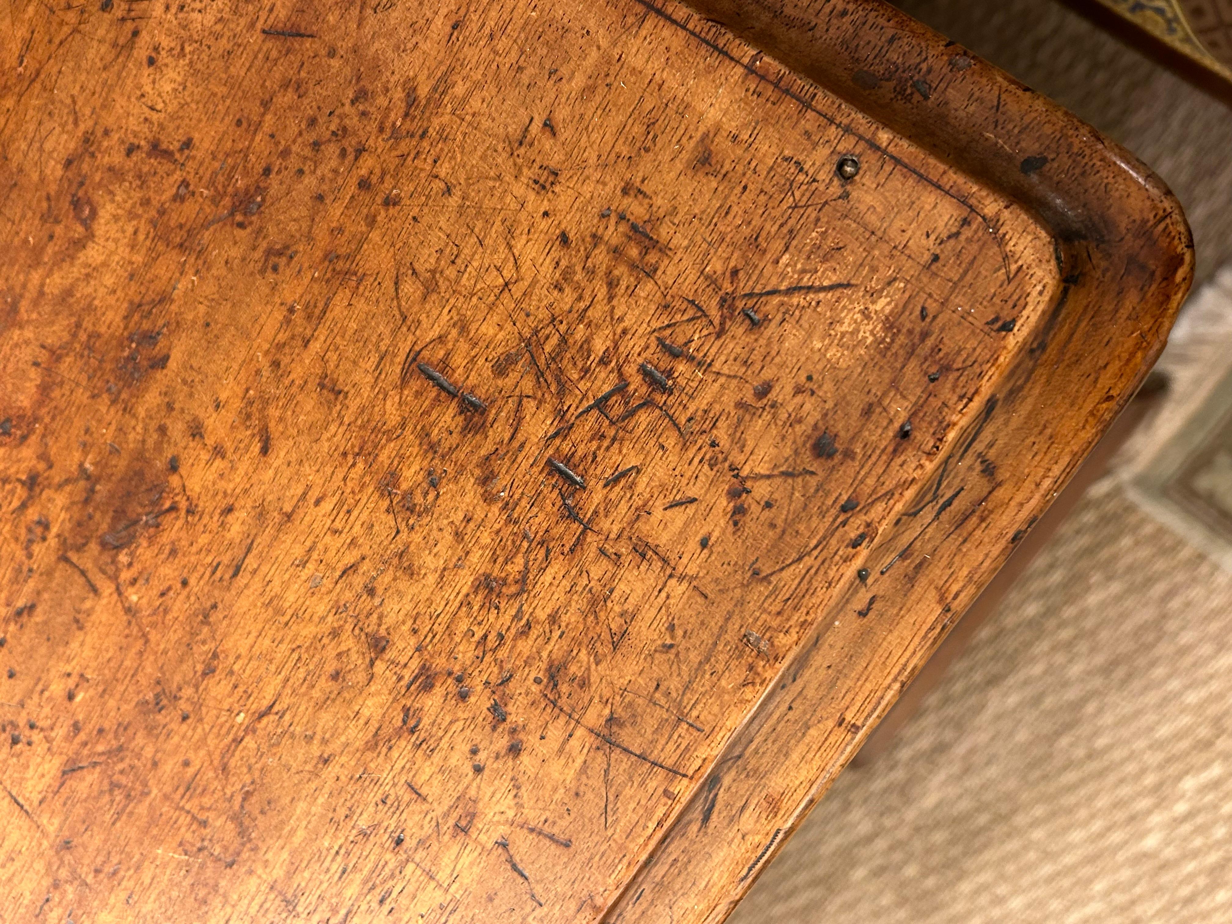 Bureau compact à genouillère en noyer ancien avec patine chaude et vieillie en vente 4